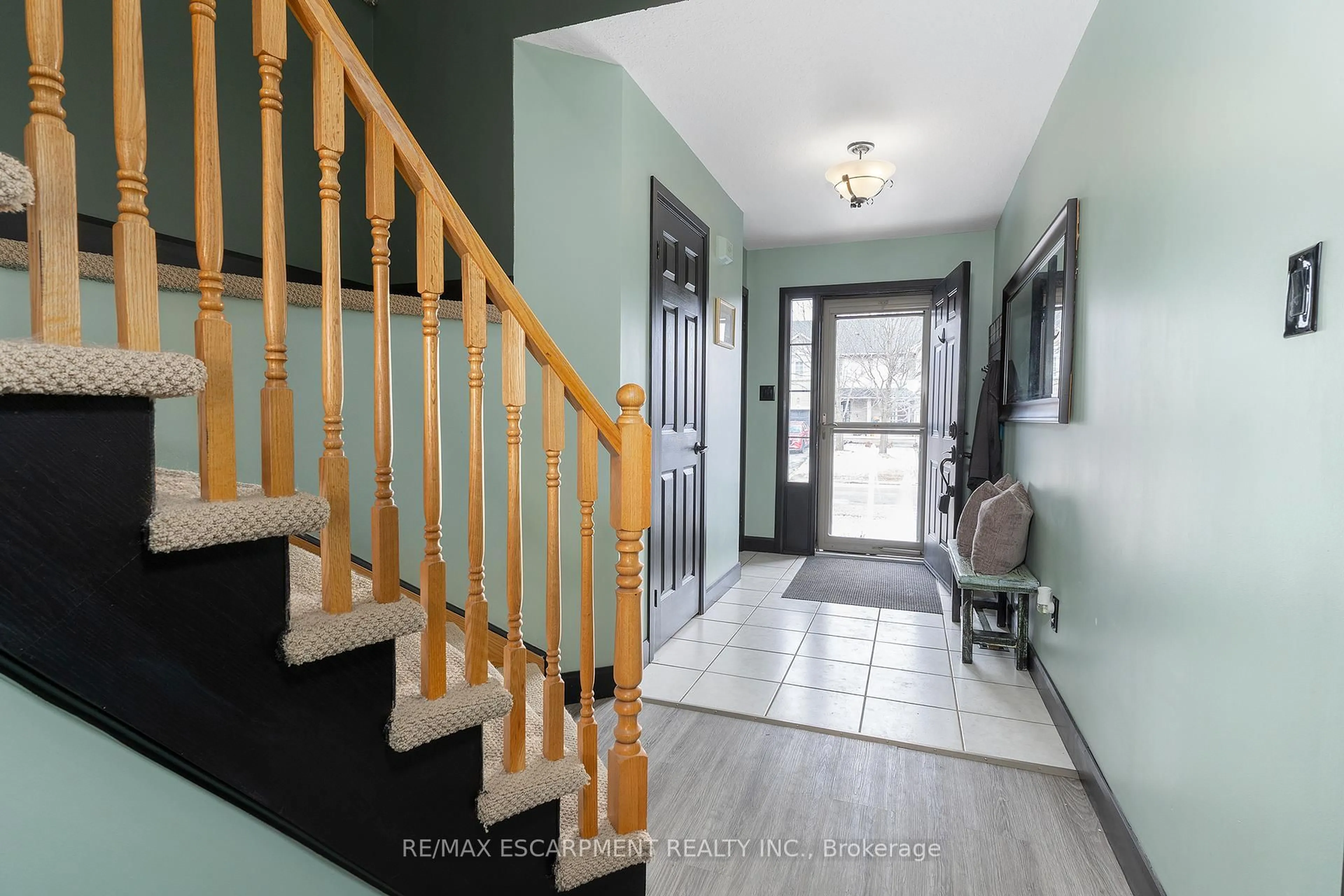 Indoor entryway for 80 Foxborough Dr, Hamilton Ontario L9G 4Y8