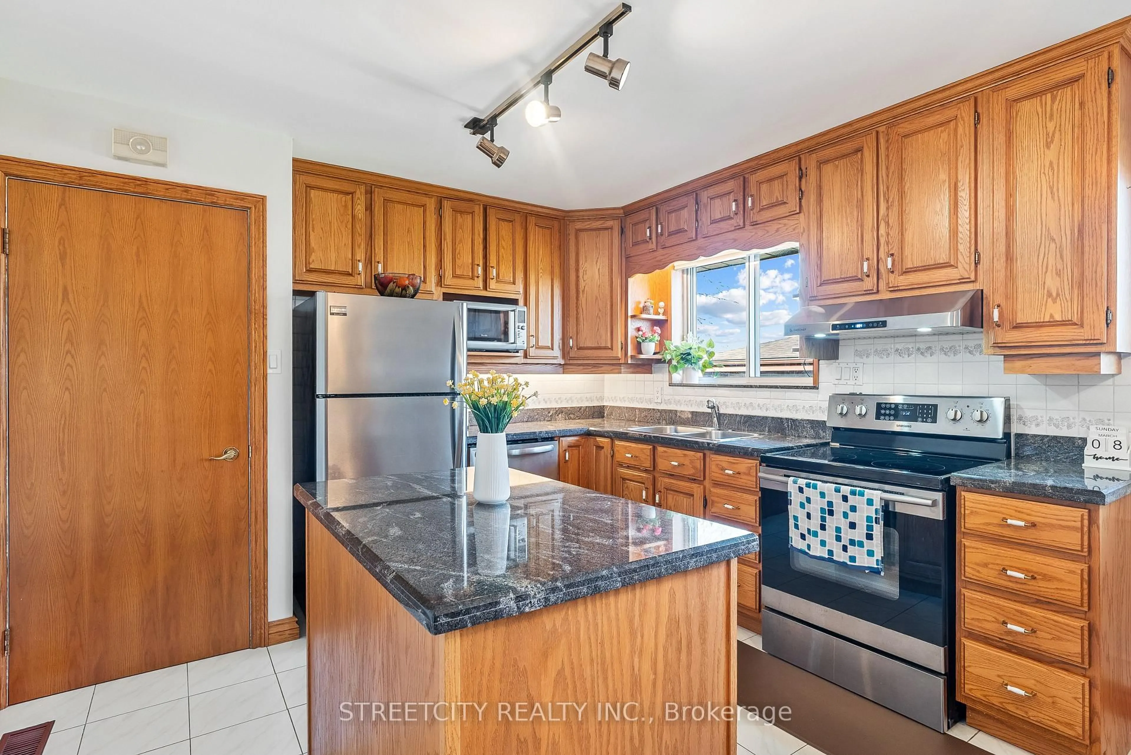 Standard kitchen, ceramic/tile floor for 306 Burlington Cres, London South Ontario N5Z 3G5