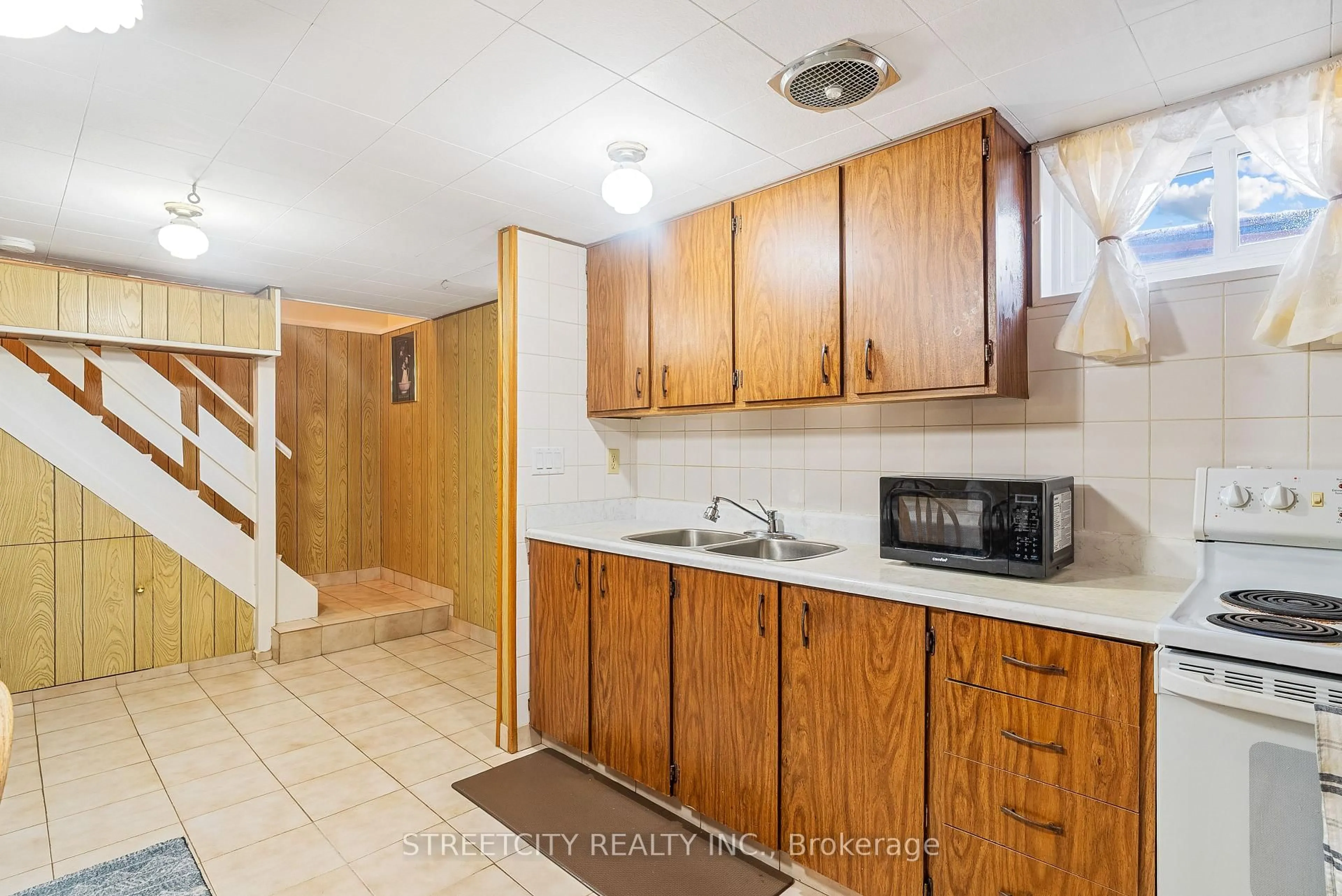 Standard kitchen, unknown for 306 Burlington Cres, London South Ontario N5Z 3G5