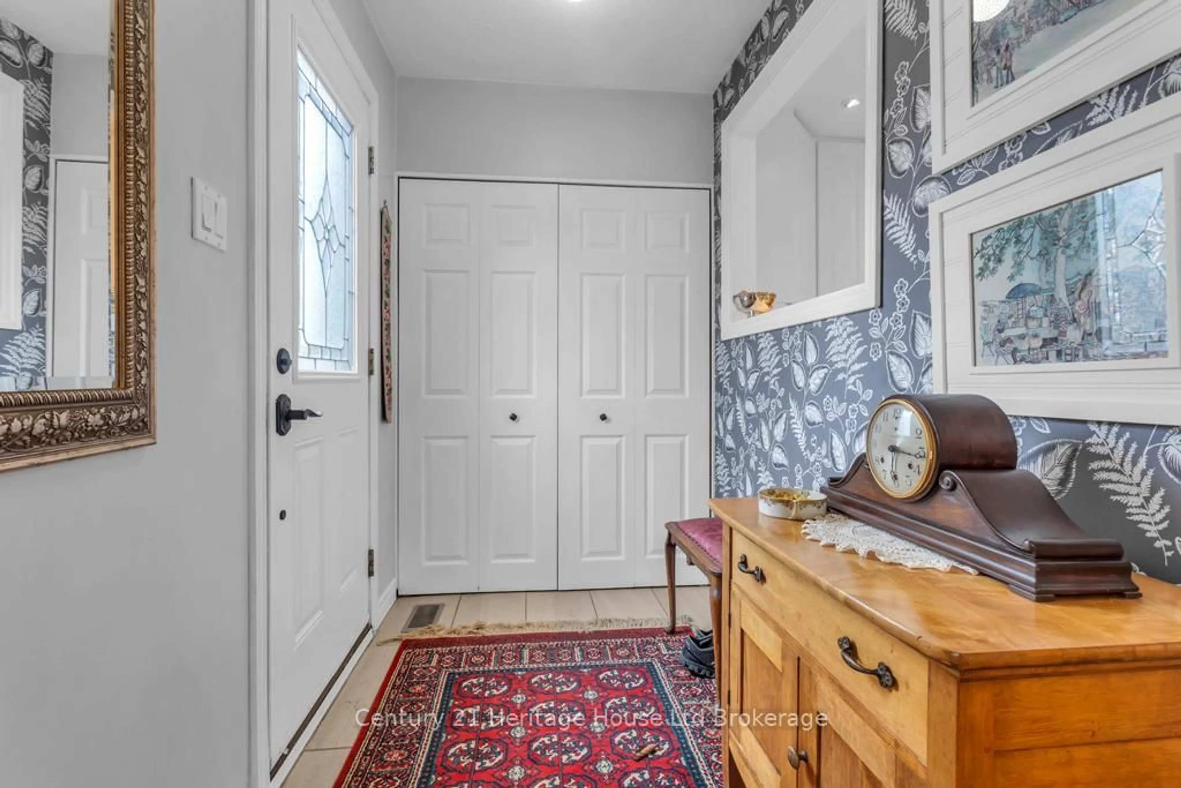 Indoor entryway for 997 Vanier Ave, Woodstock Ontario N4S 4K5