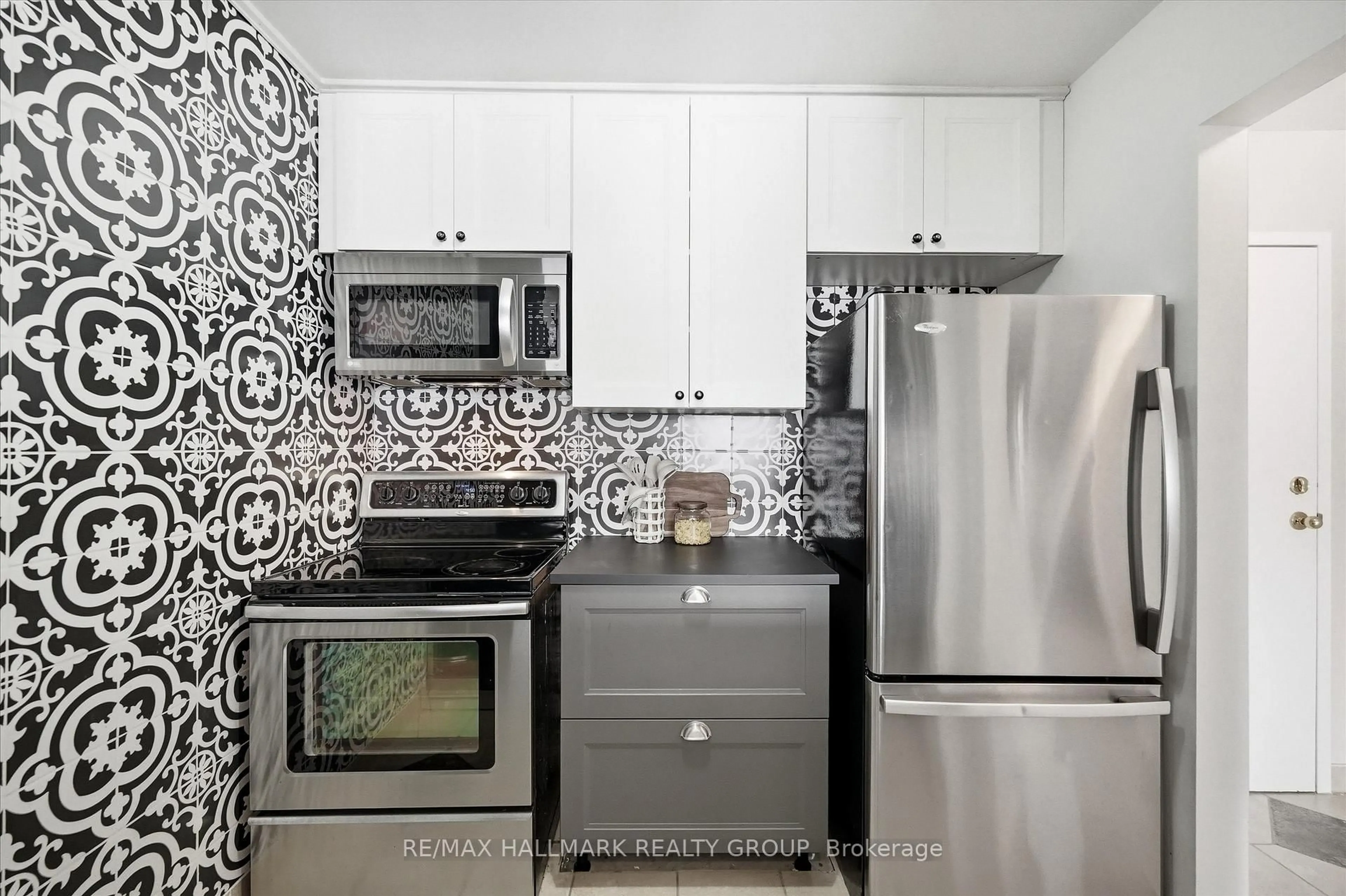 Standard kitchen, ceramic/tile floor for 1099 Cadboro Rd #113, Ottawa Ontario K1J 9K4