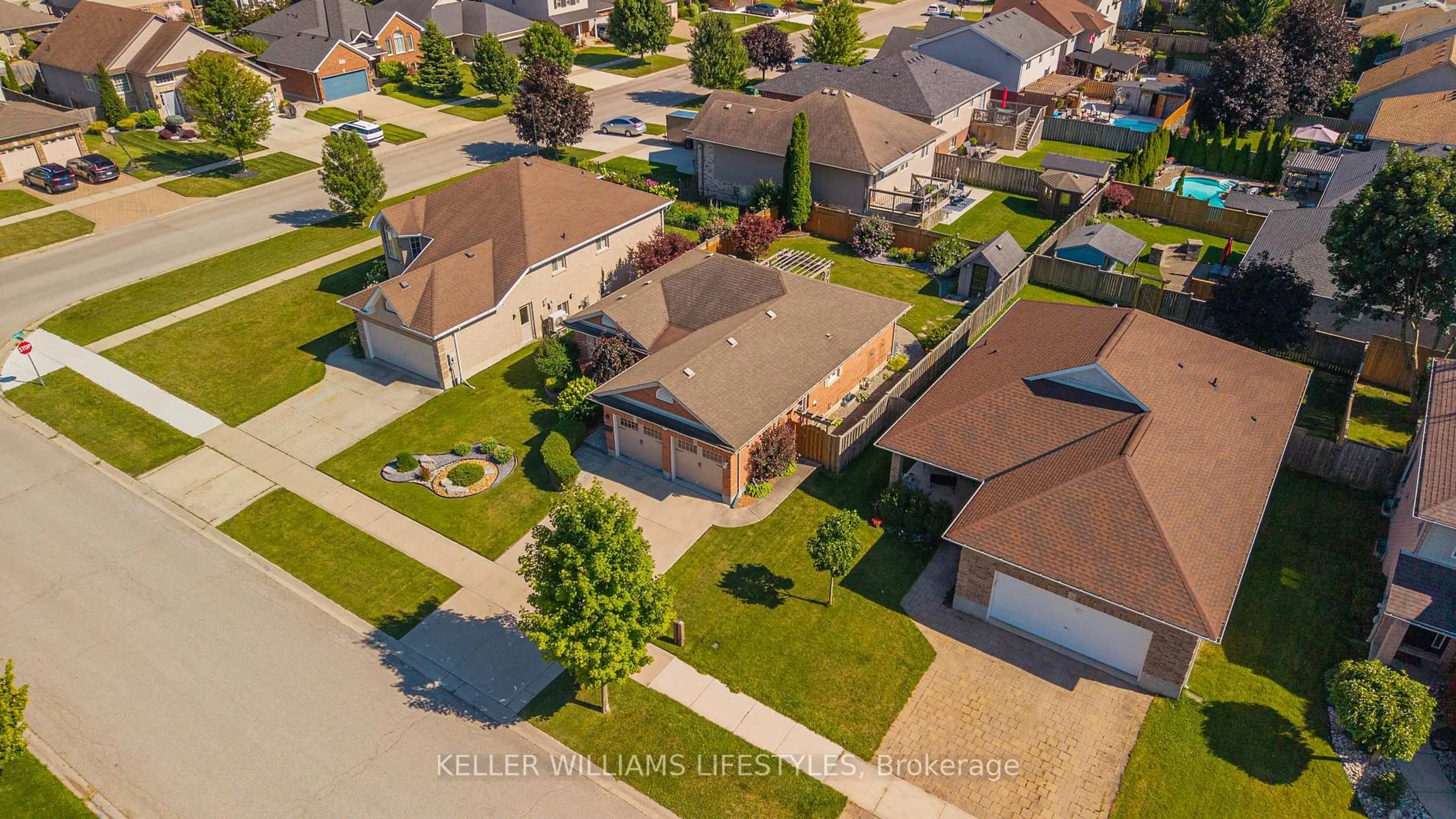 A pic from outside/outdoor area/front of a property/back of a property/a pic from drone, street for 58 Deborah Dr, Strathroy-Caradoc Ontario N7G 4C8