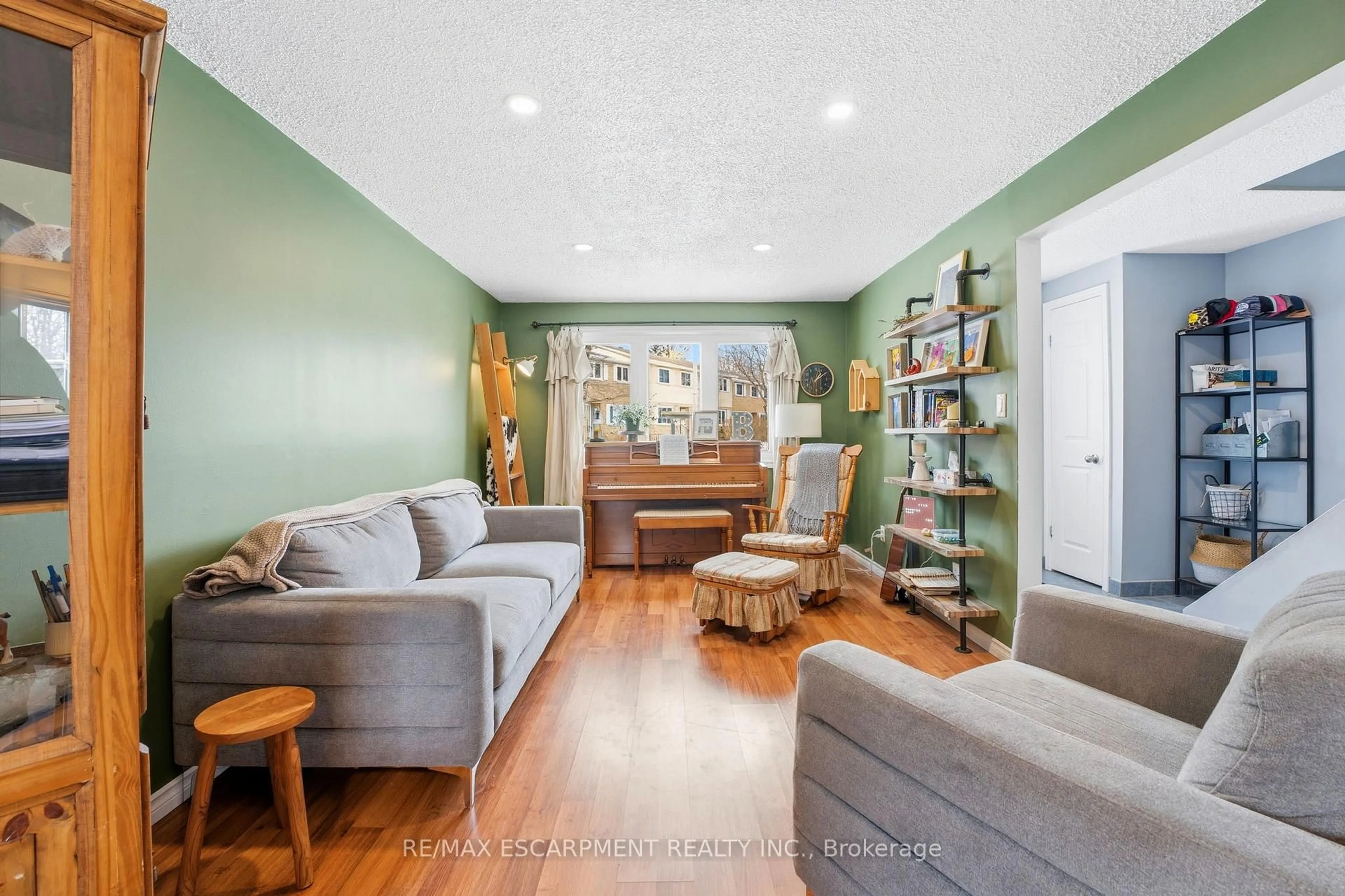 Living room with furniture, unknown for 26 Richardson Dr, Norfolk Ontario N0A 1N4