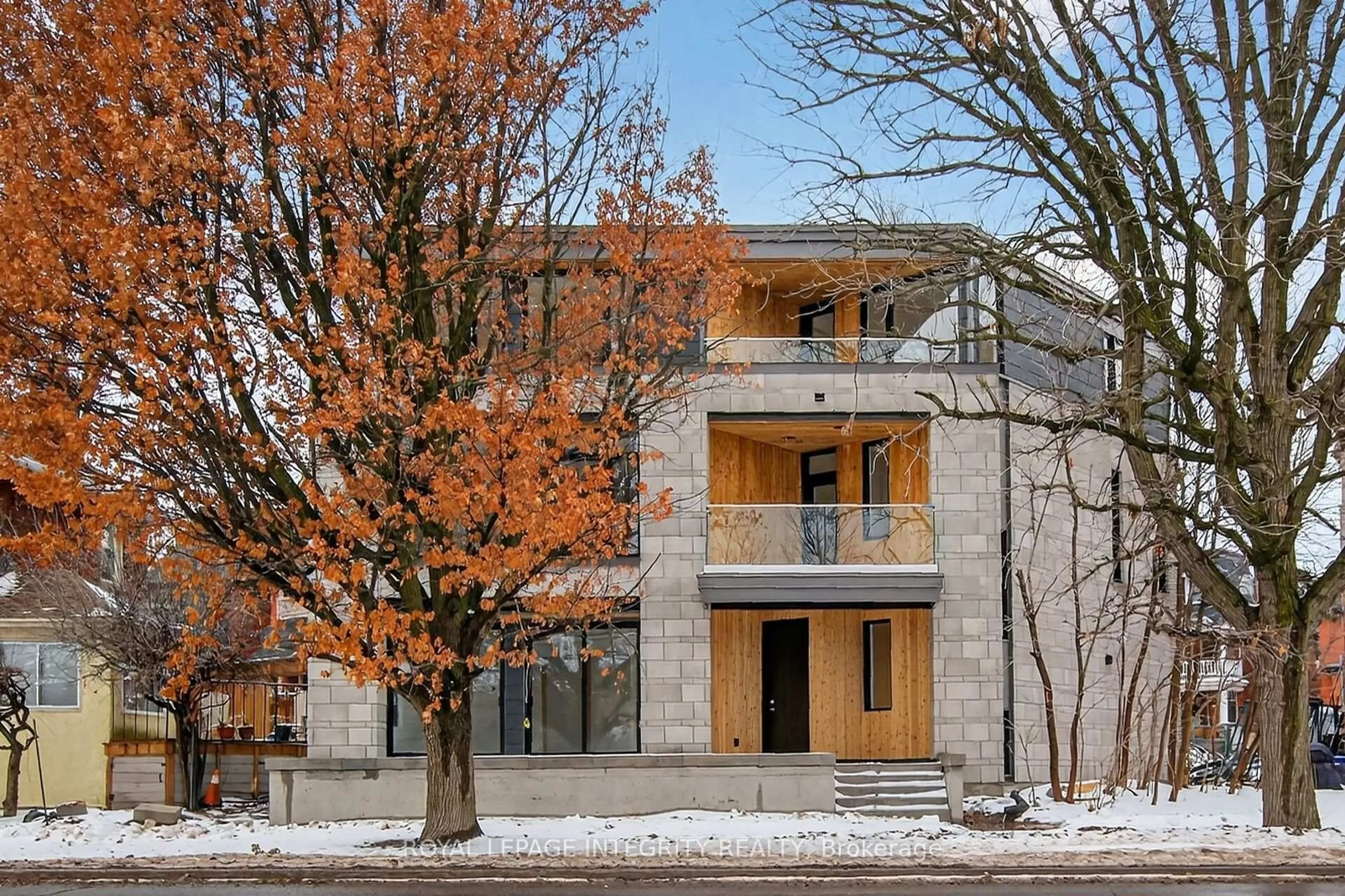 Home with brick exterior material, building for 112 Queen Elizabeth Dr, Ottawa Ontario K2P 0Z5