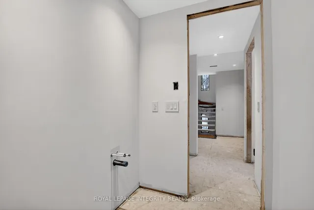 112 Queen Elizabeth Dr, Ottawa 3