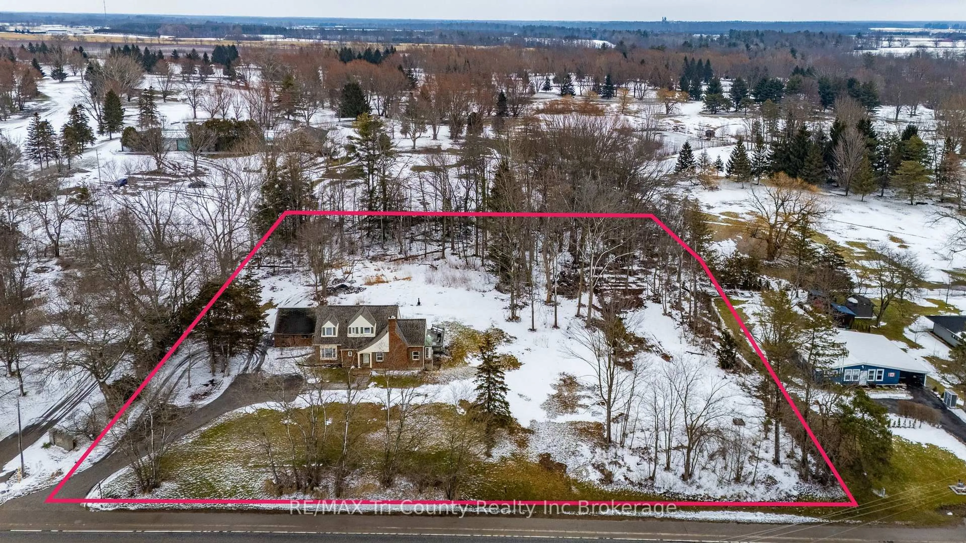 A pic from outside/outdoor area/front of a property/back of a property/a pic from drone, unknown for 909 James St, Norfolk Ontario N4B 2E3