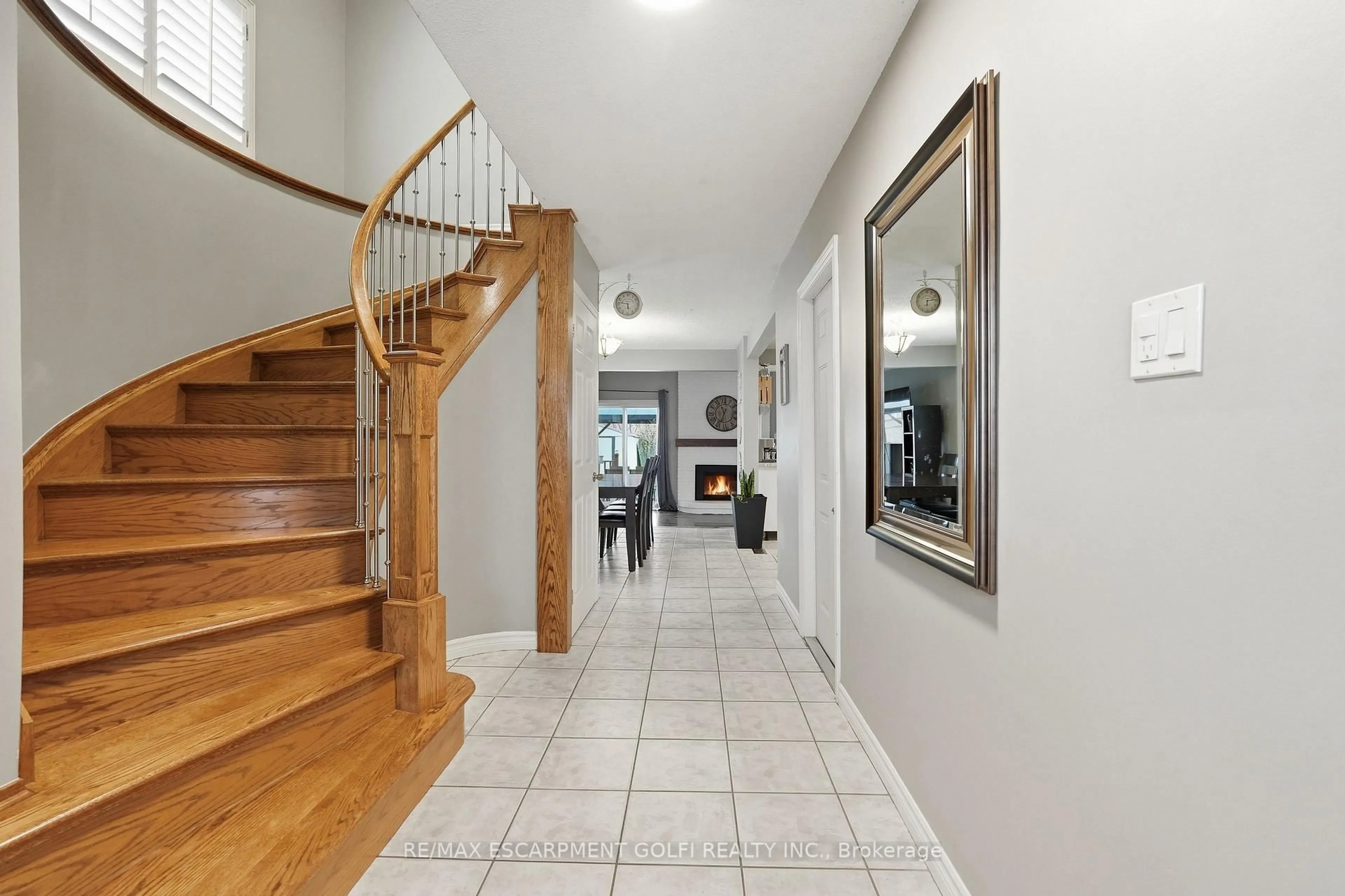 Indoor foyer for 333 Celtic Dr, Hamilton Ontario L8E 4N1