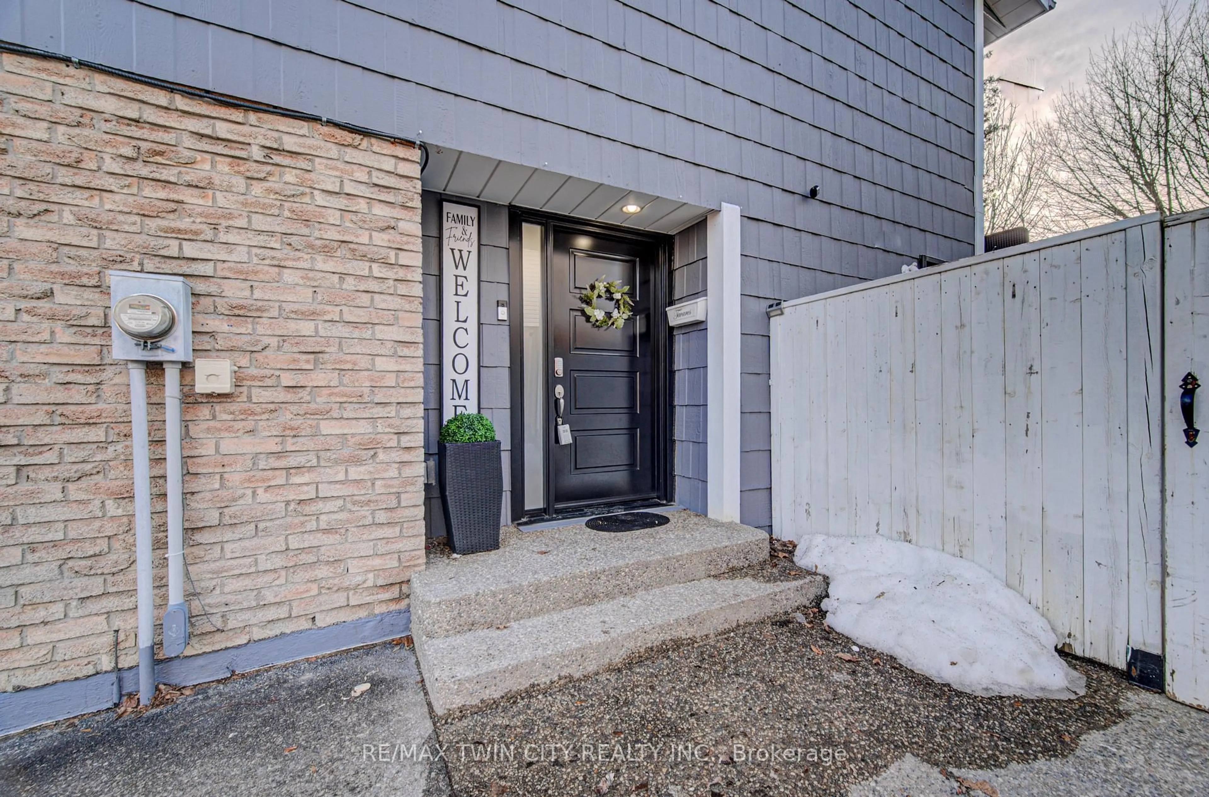Indoor entryway for 150 Glamis Rd, Cambridge Ontario N1R 6S9