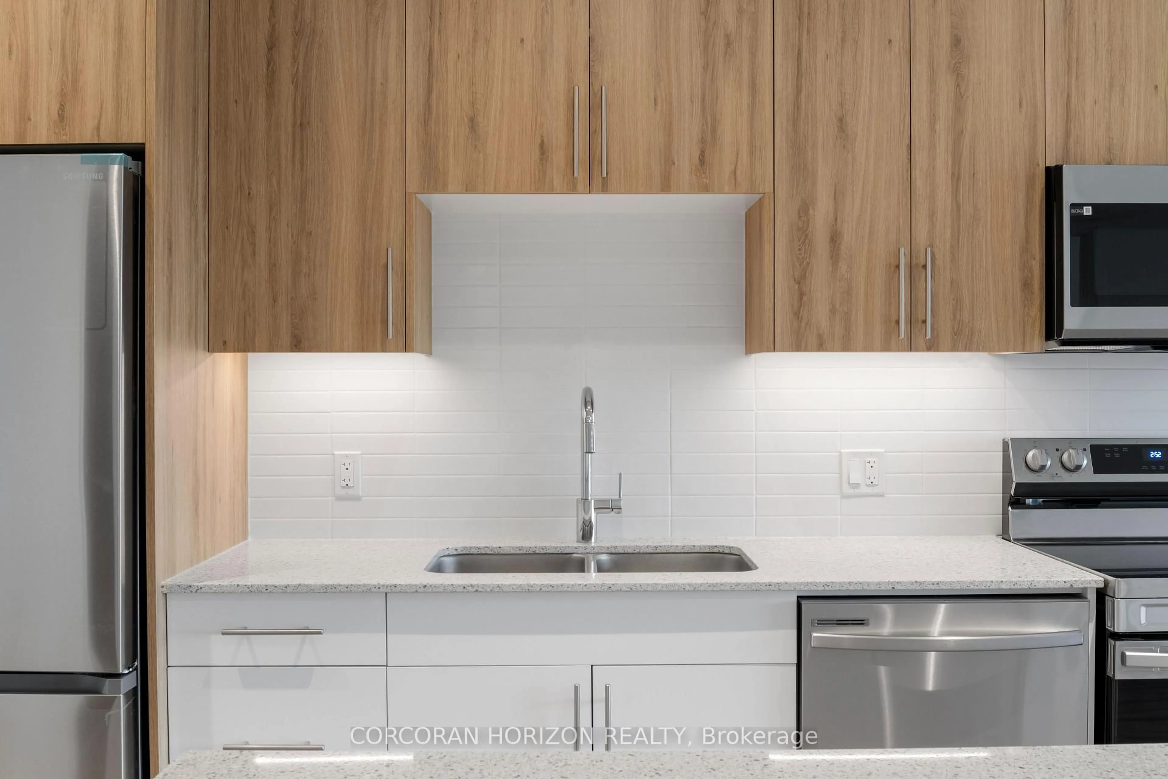 Standard kitchen, wood/laminate floor for 525 New Dundee Rd #717, Kitchener Ontario N2P 0K8