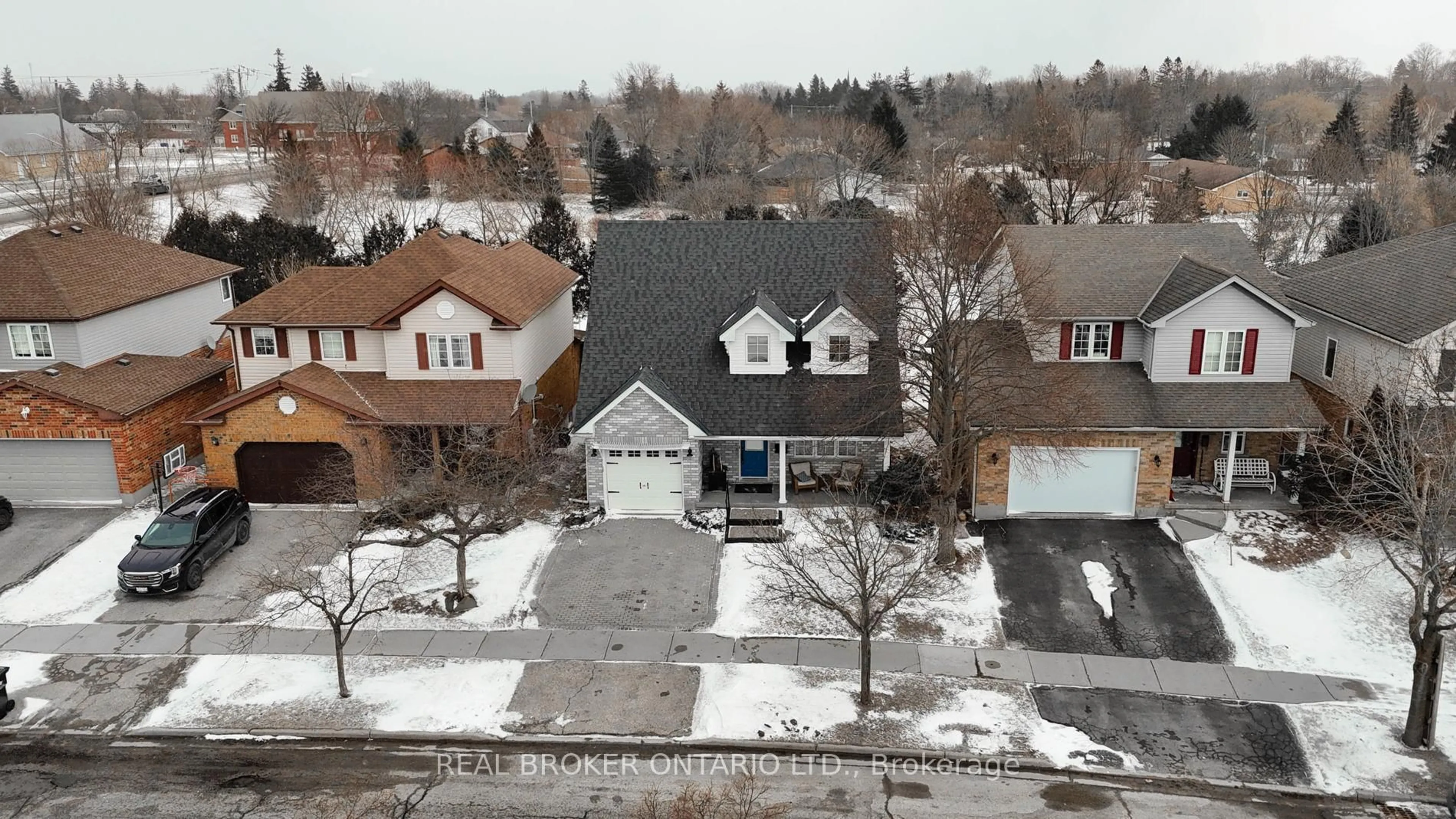 A pic from outside/outdoor area/front of a property/back of a property/a pic from drone, street for 11 Raising Mill Gate, Woolwich Ontario N3B 3K8