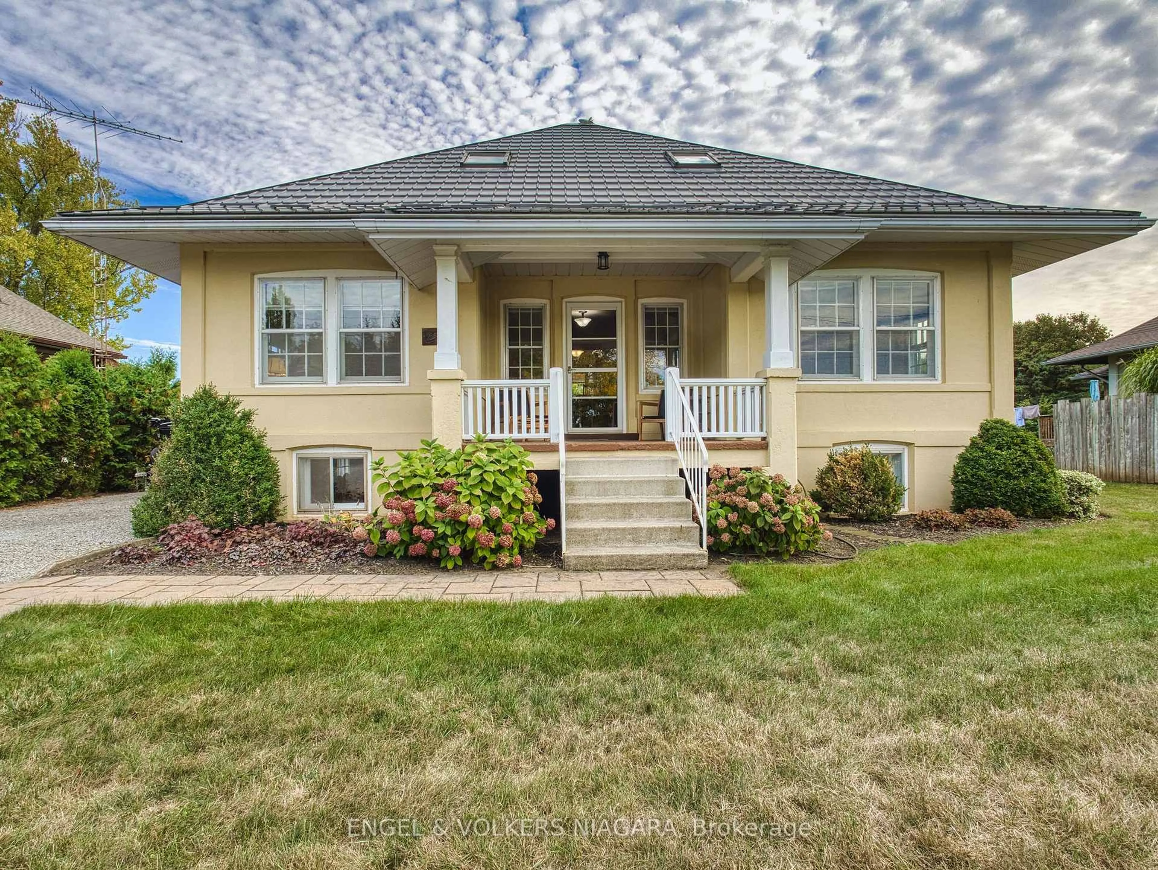 Home with vinyl exterior material, street for 1577 Line 6 Rd, Niagara-on-the-Lake Ontario L0S 1J0