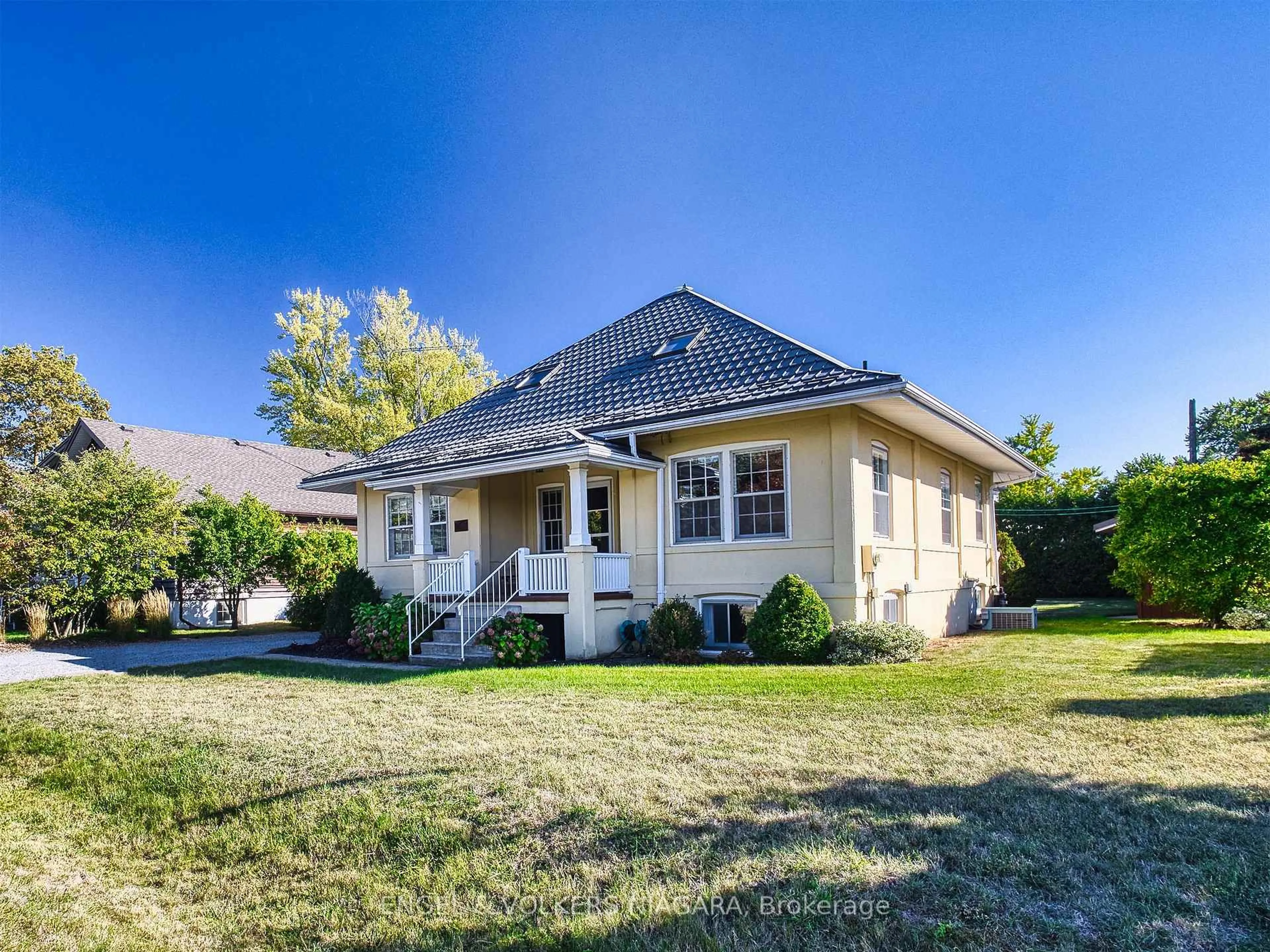 Home with vinyl exterior material, street for 1577 Line 6 Rd, Niagara-on-the-Lake Ontario L0S 1J0