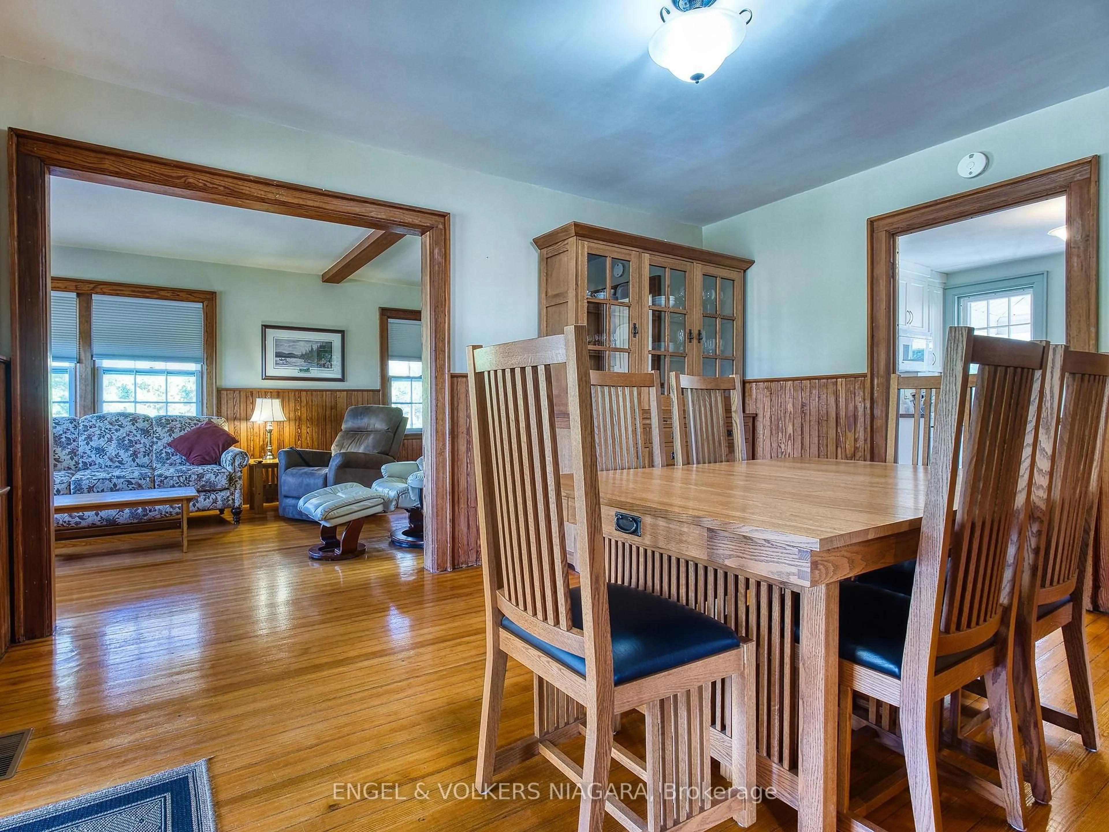 Dining room, wood/laminate floor for 1577 Line 6 Rd, Niagara-on-the-Lake Ontario L0S 1J0