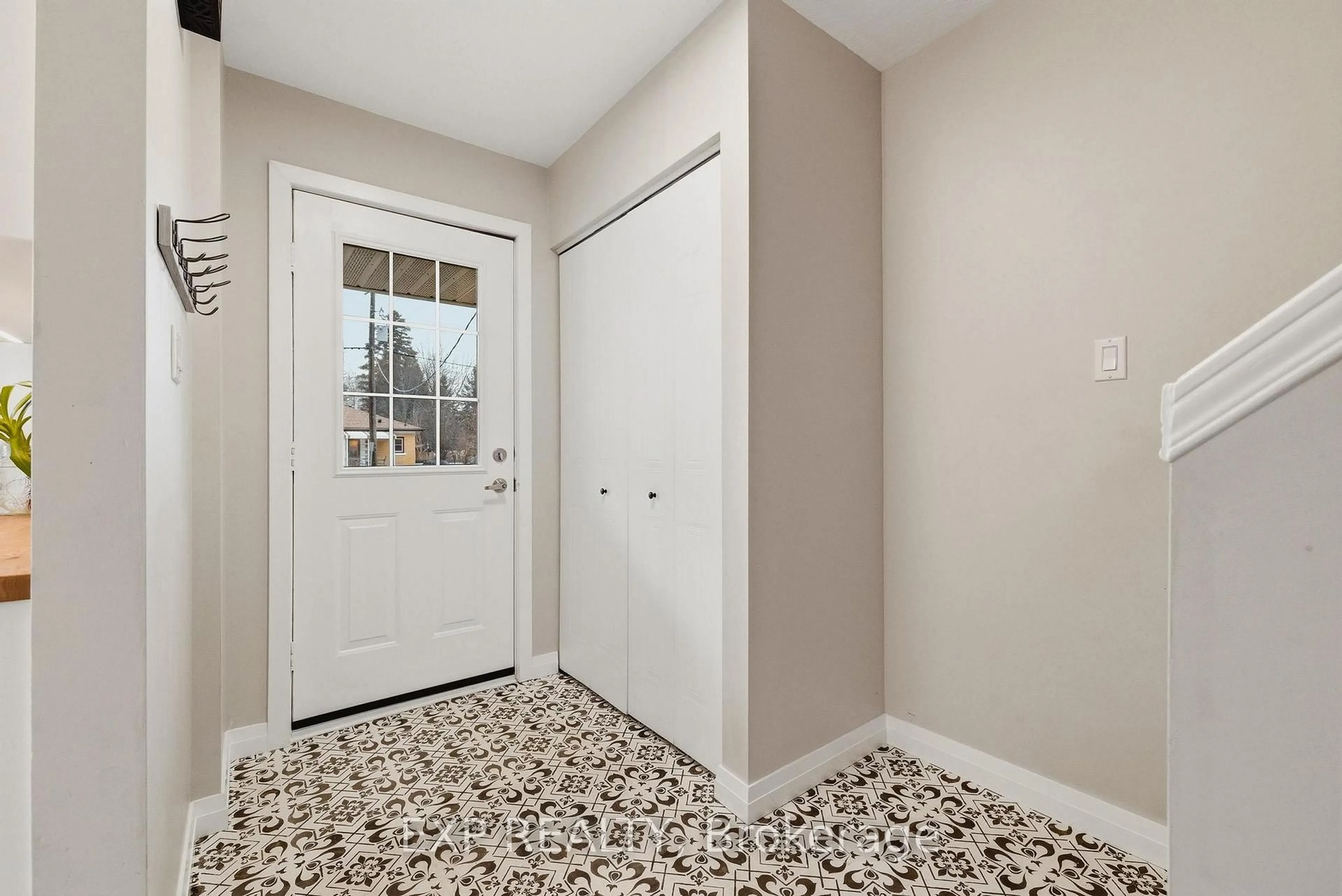 Indoor entryway for 23 Talbot St, Kitchener Ontario N2M 2A8