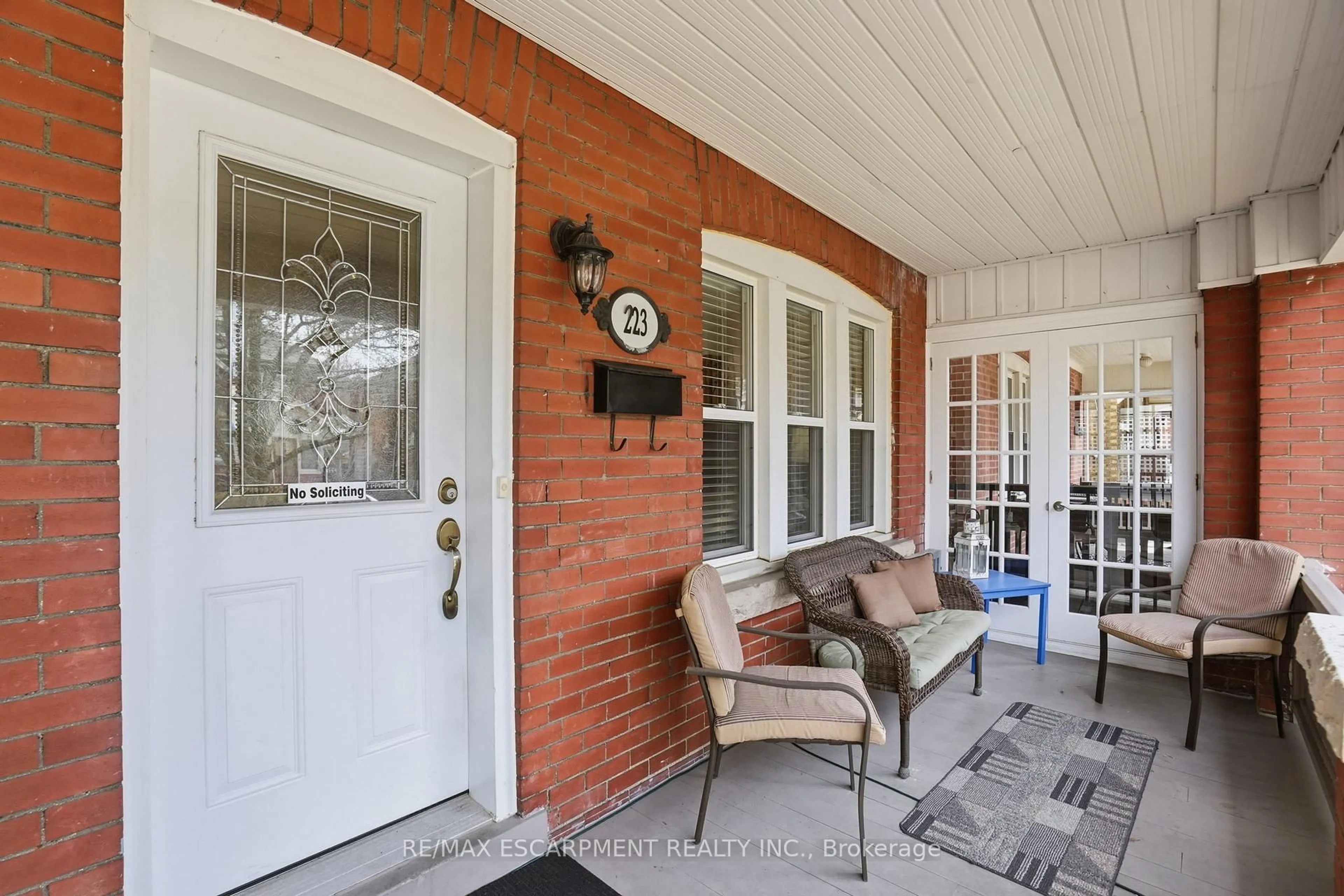 Indoor entryway for 223 Park Row, Hamilton Ontario L8K 2K4