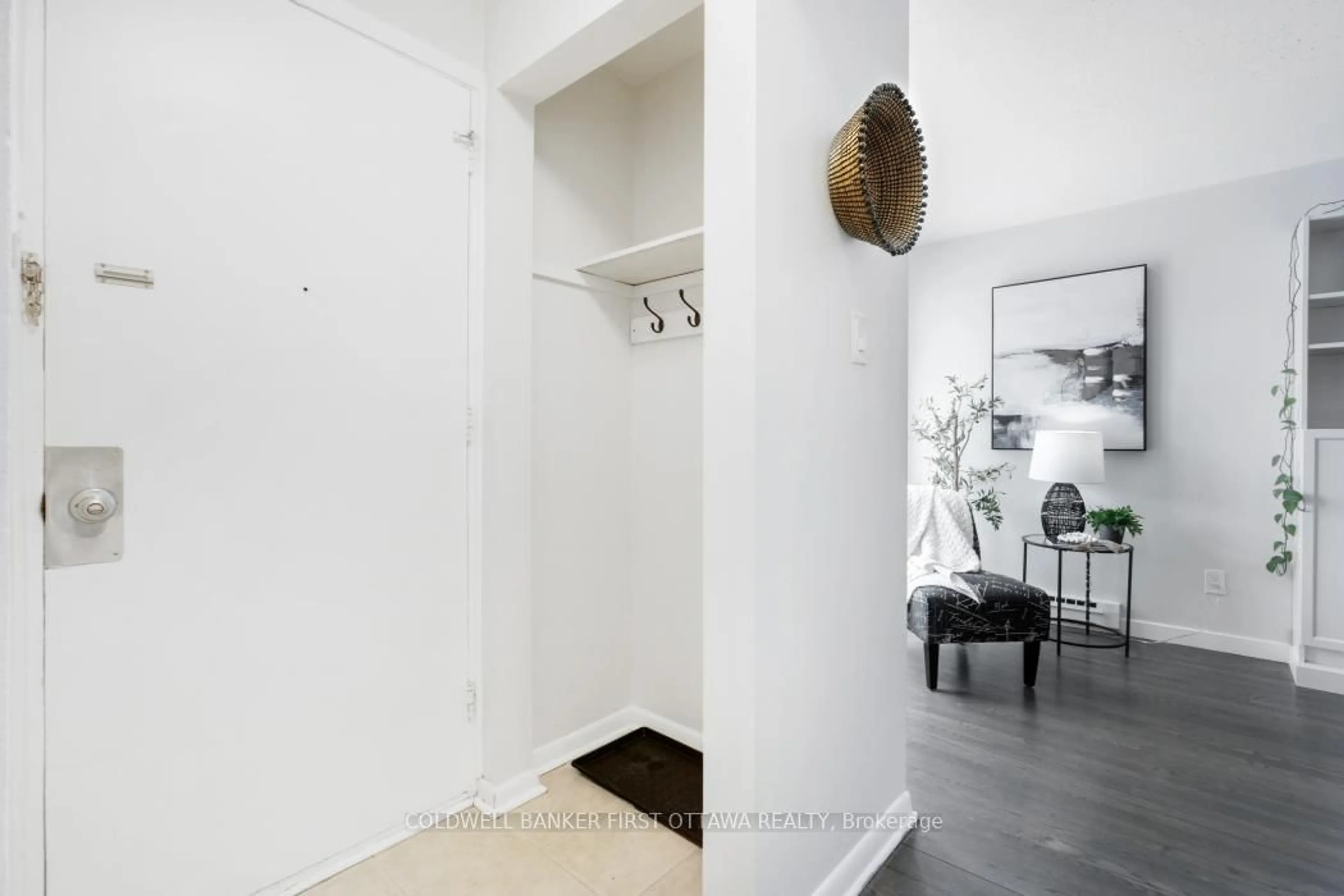 Indoor entryway for 2682B Moncton Rd, Ottawa Ontario K2B 7W1