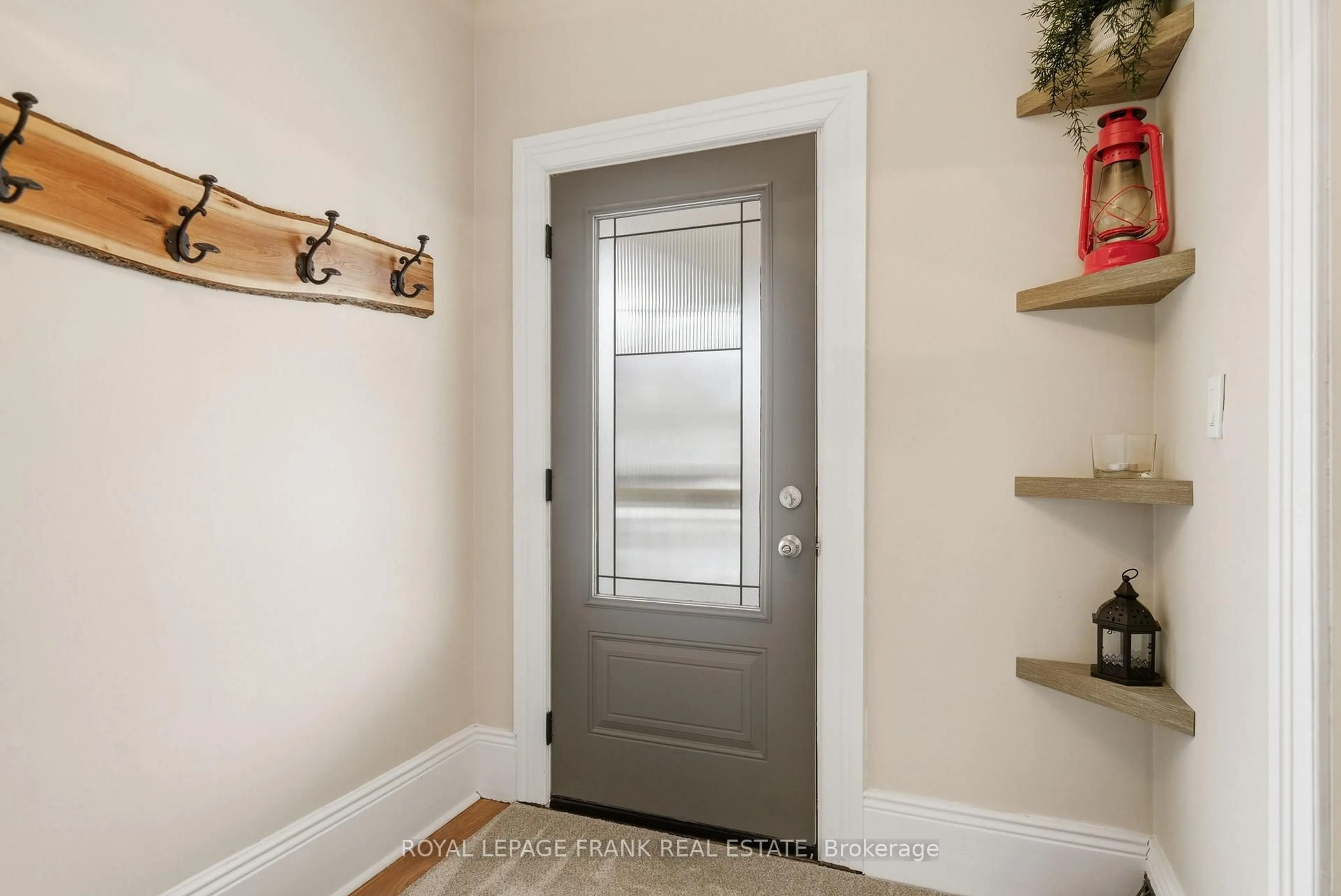 Indoor entryway for 121 Durham St, Kawartha Lakes Ontario K9V 2R3