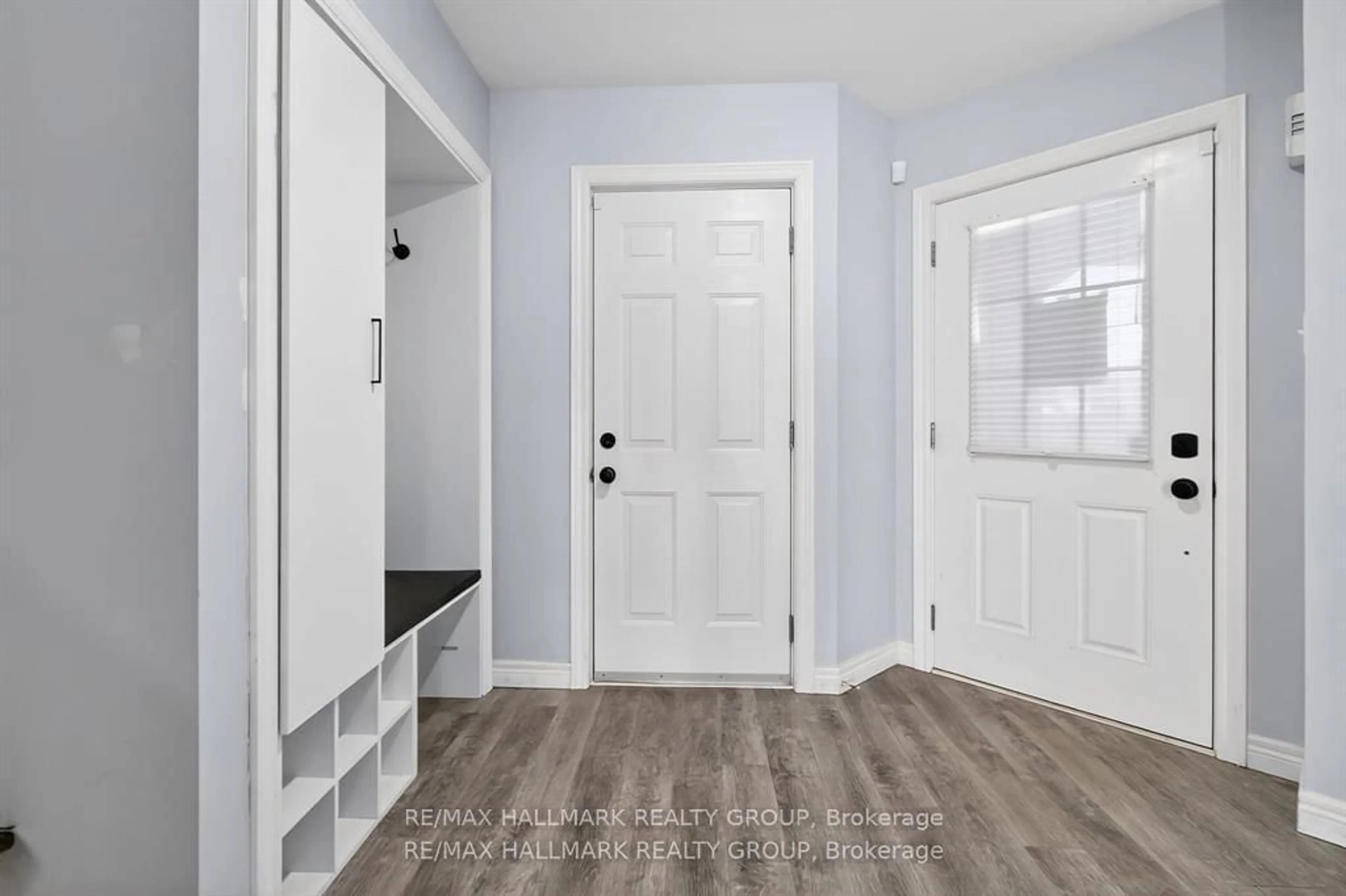 Indoor entryway for 256 Mcmahen St, London East Ontario N5Y 0A2