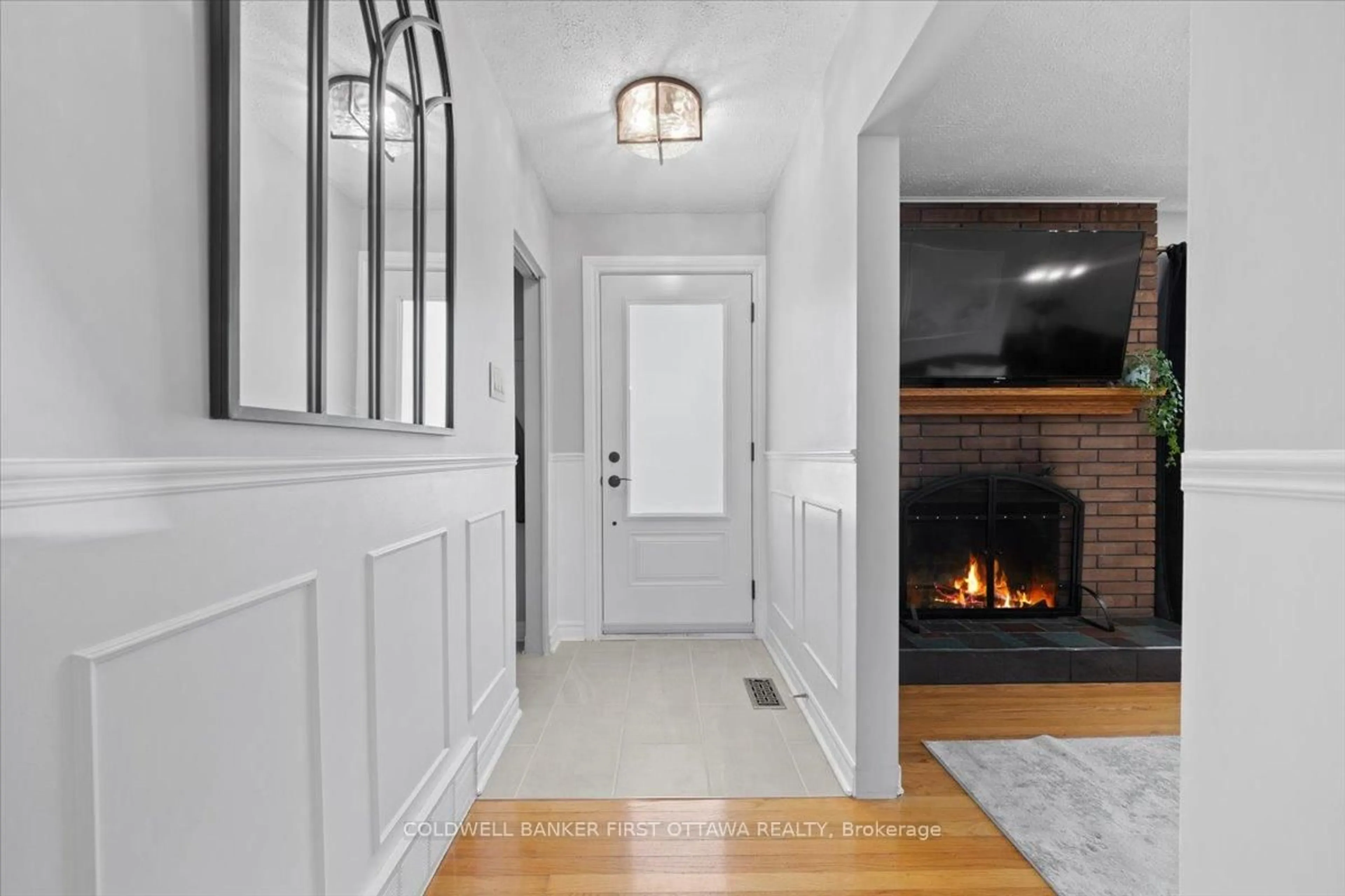 Indoor entryway for 13 Edgebrook Rd, Ottawa Ontario K2H 6C2