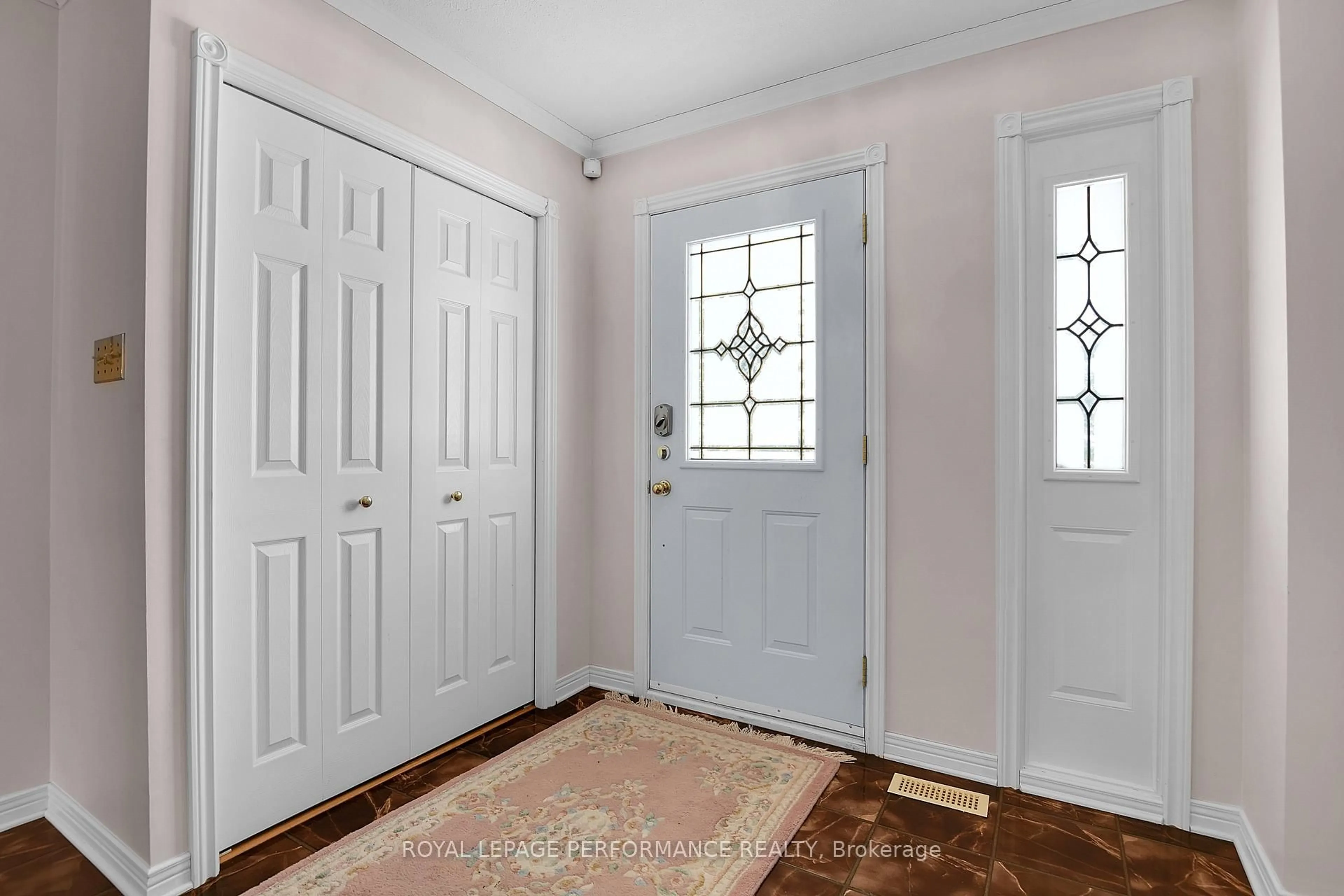 Indoor entryway for 15 Woodfern Crt, Ottawa Ontario K2H 8Y9