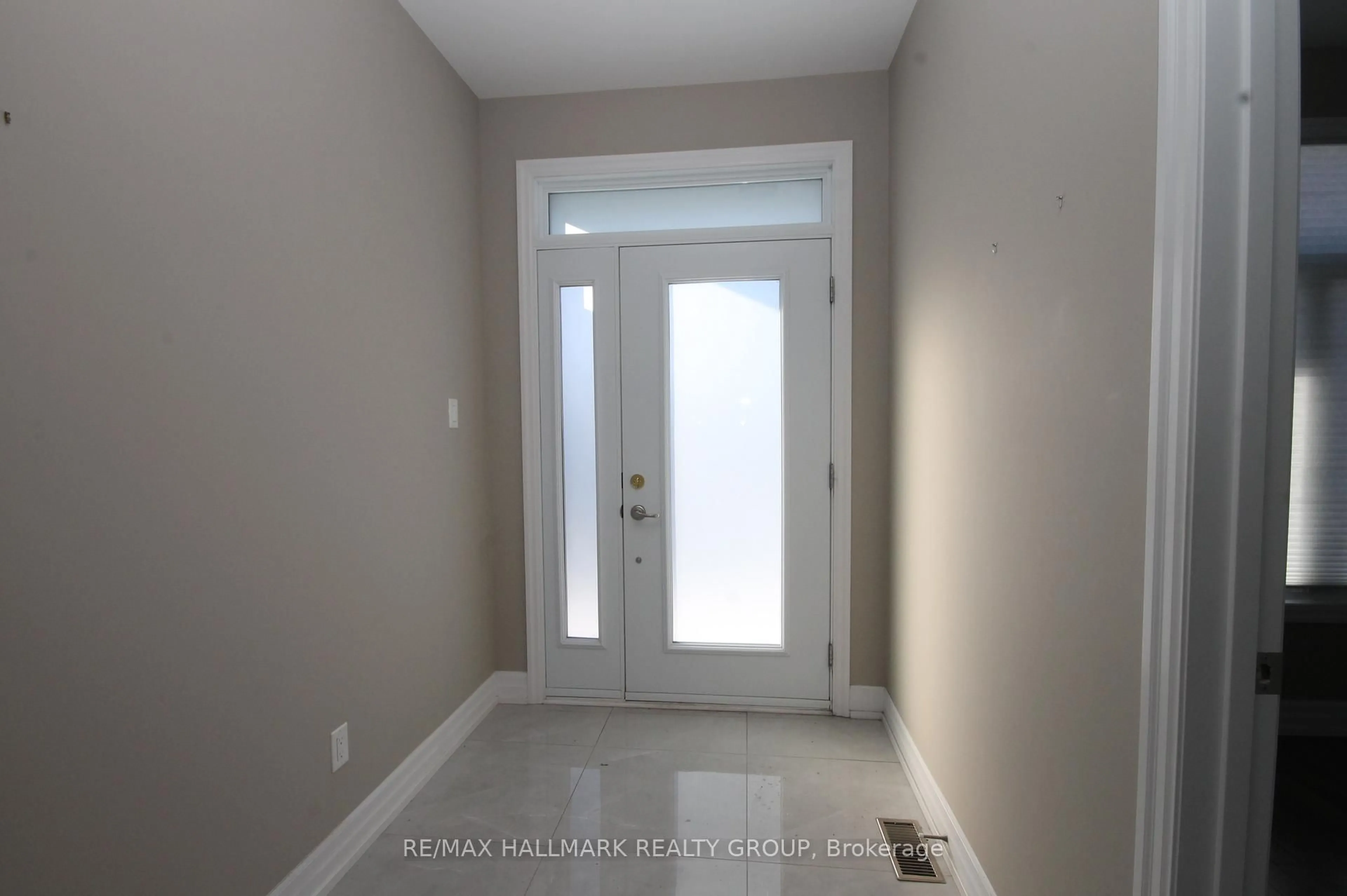 Indoor entryway for 23 Solara Private, Clarence-Rockland Ontario K4K 0K9