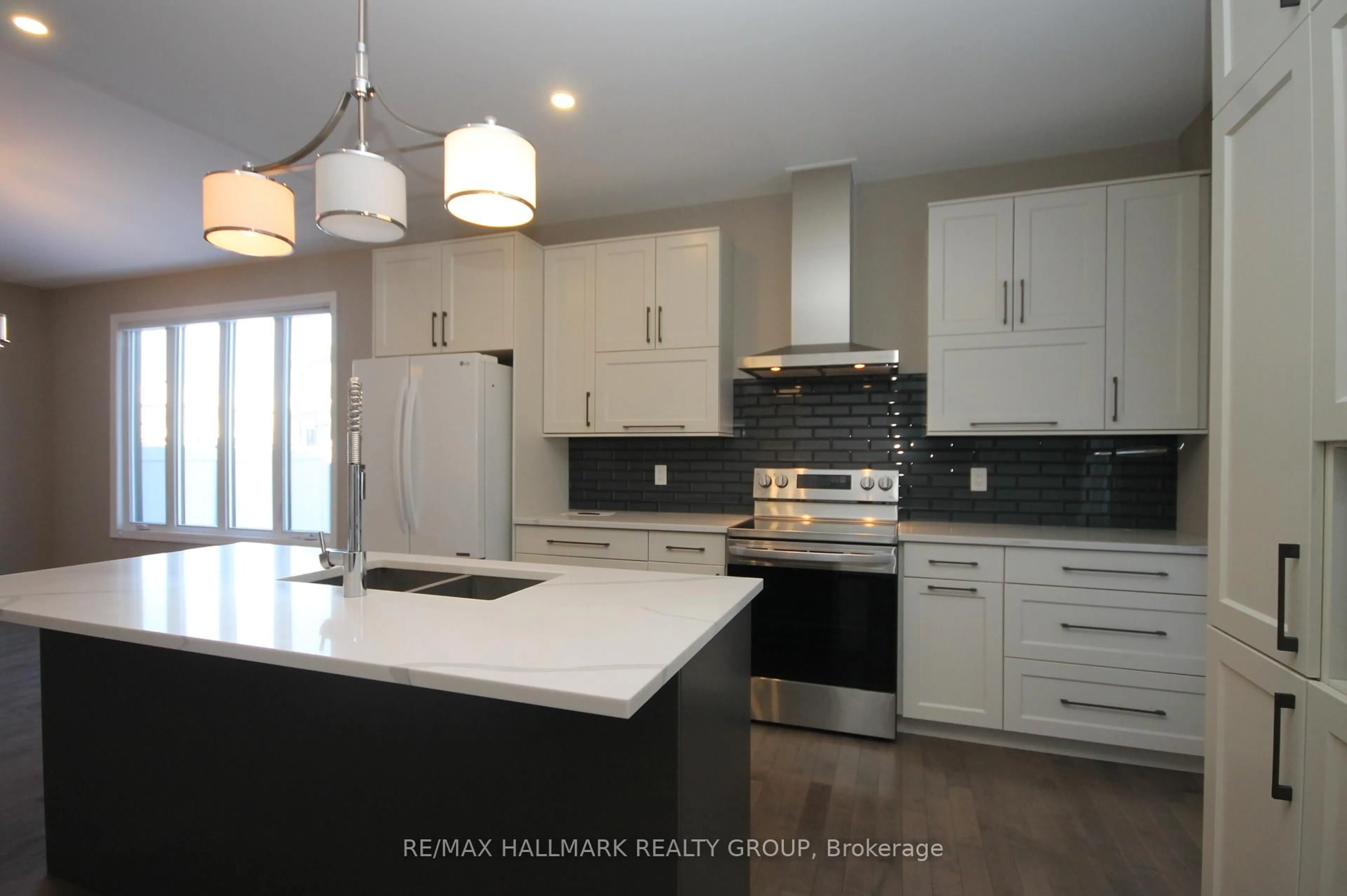 Open concept kitchen, ceramic/tile floor for 23 Solara Private, Clarence-Rockland Ontario K4K 0K9