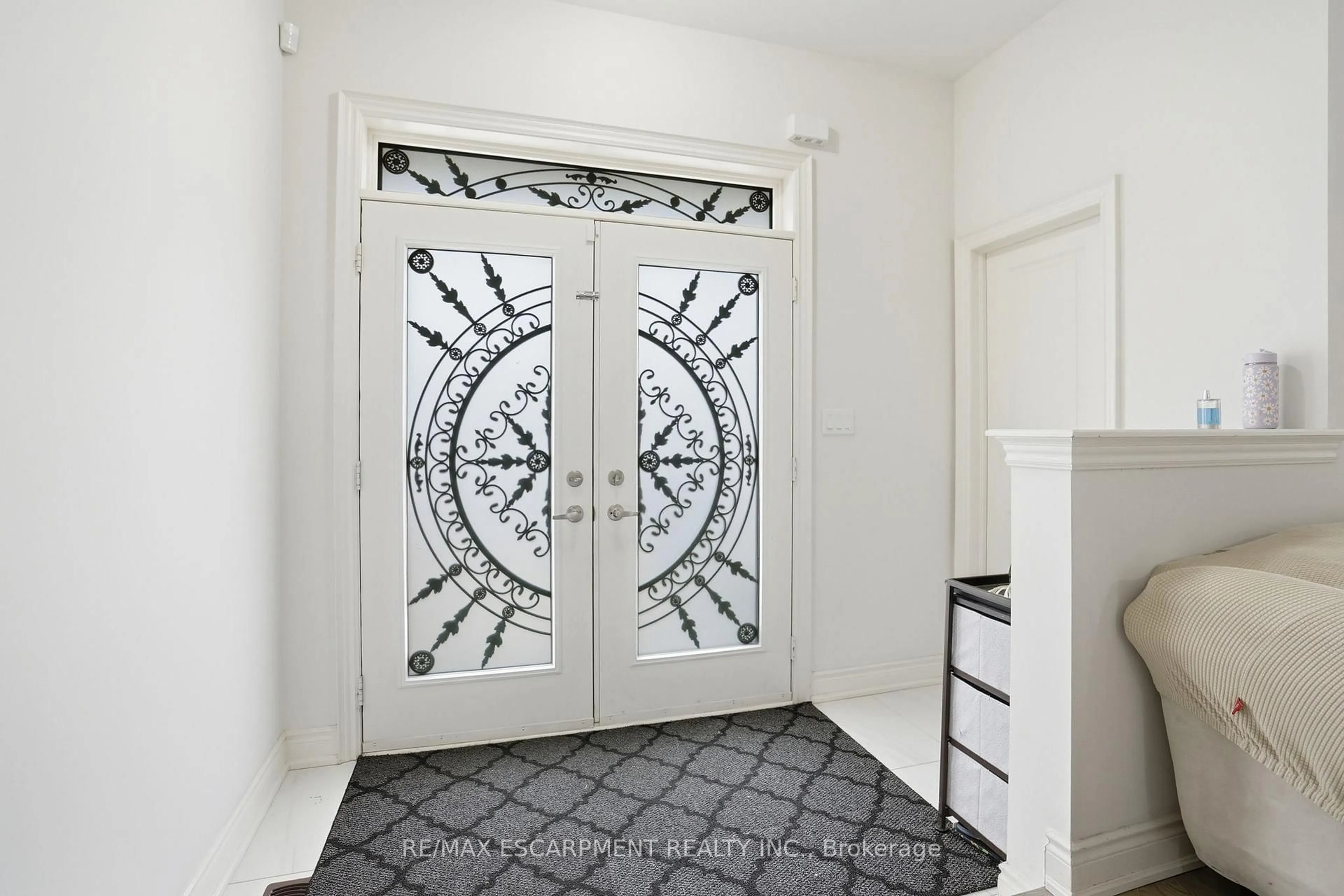 Indoor entryway for 7 GRIERSON Tr, Hamilton Ontario L8B 1Z7