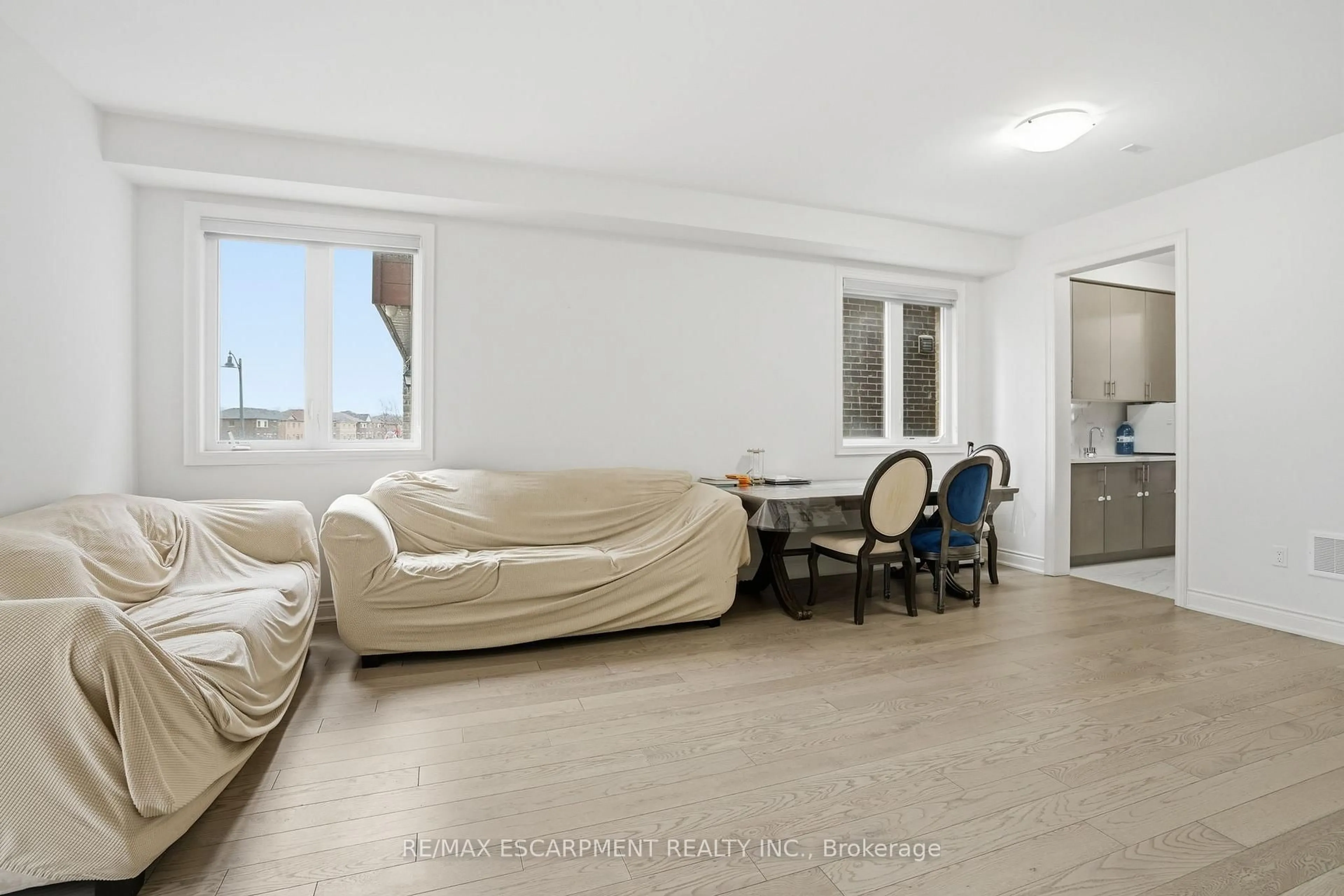 Living room with furniture, unknown for 7 GRIERSON Tr, Hamilton Ontario L8B 1Z7