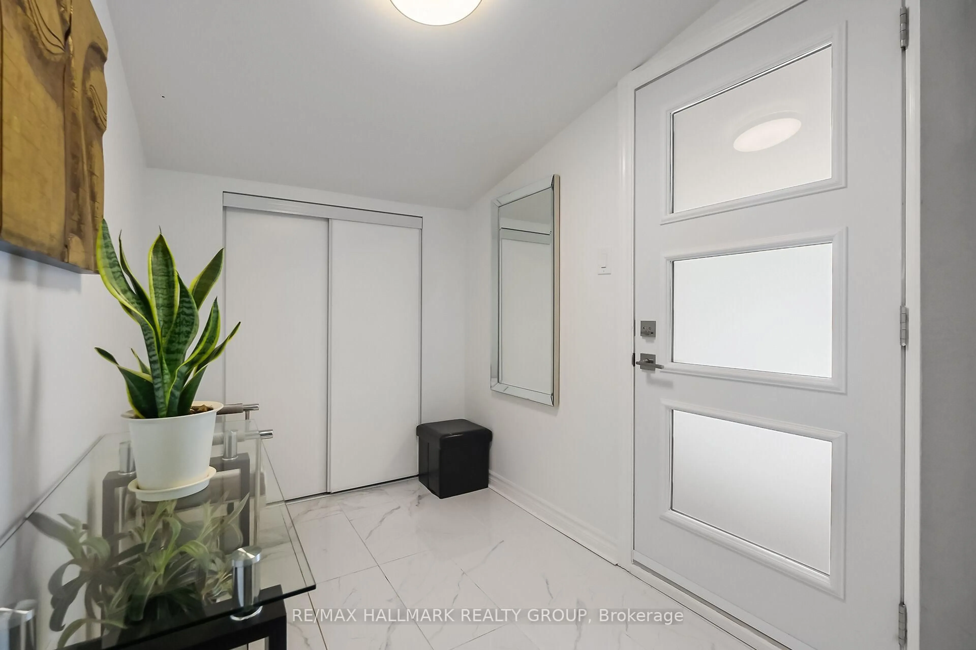 Indoor entryway for 757 Garner Ave, Ottawa Ontario K1V 6M5