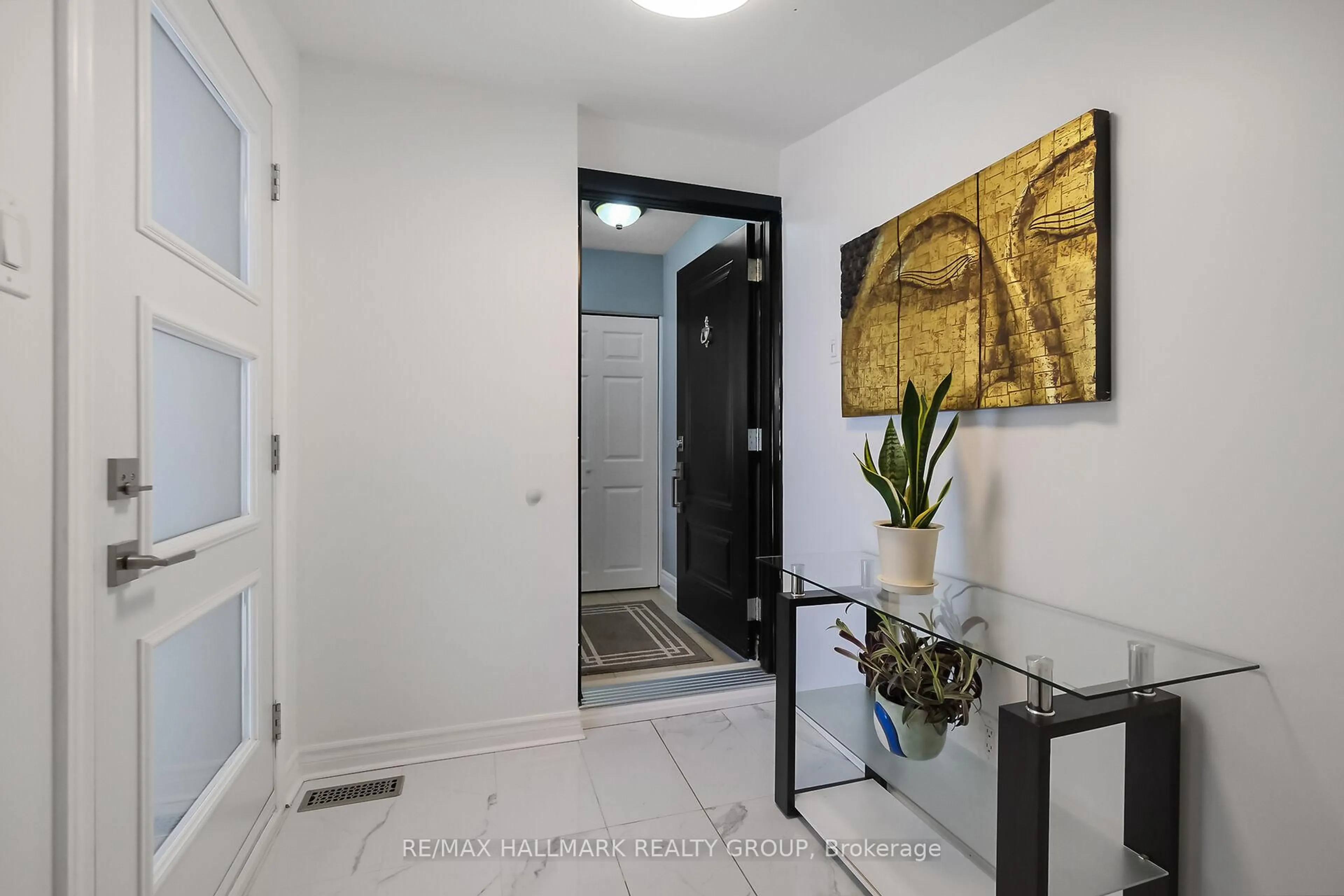 Indoor entryway for 757 Garner Ave, Ottawa Ontario K1V 6M5