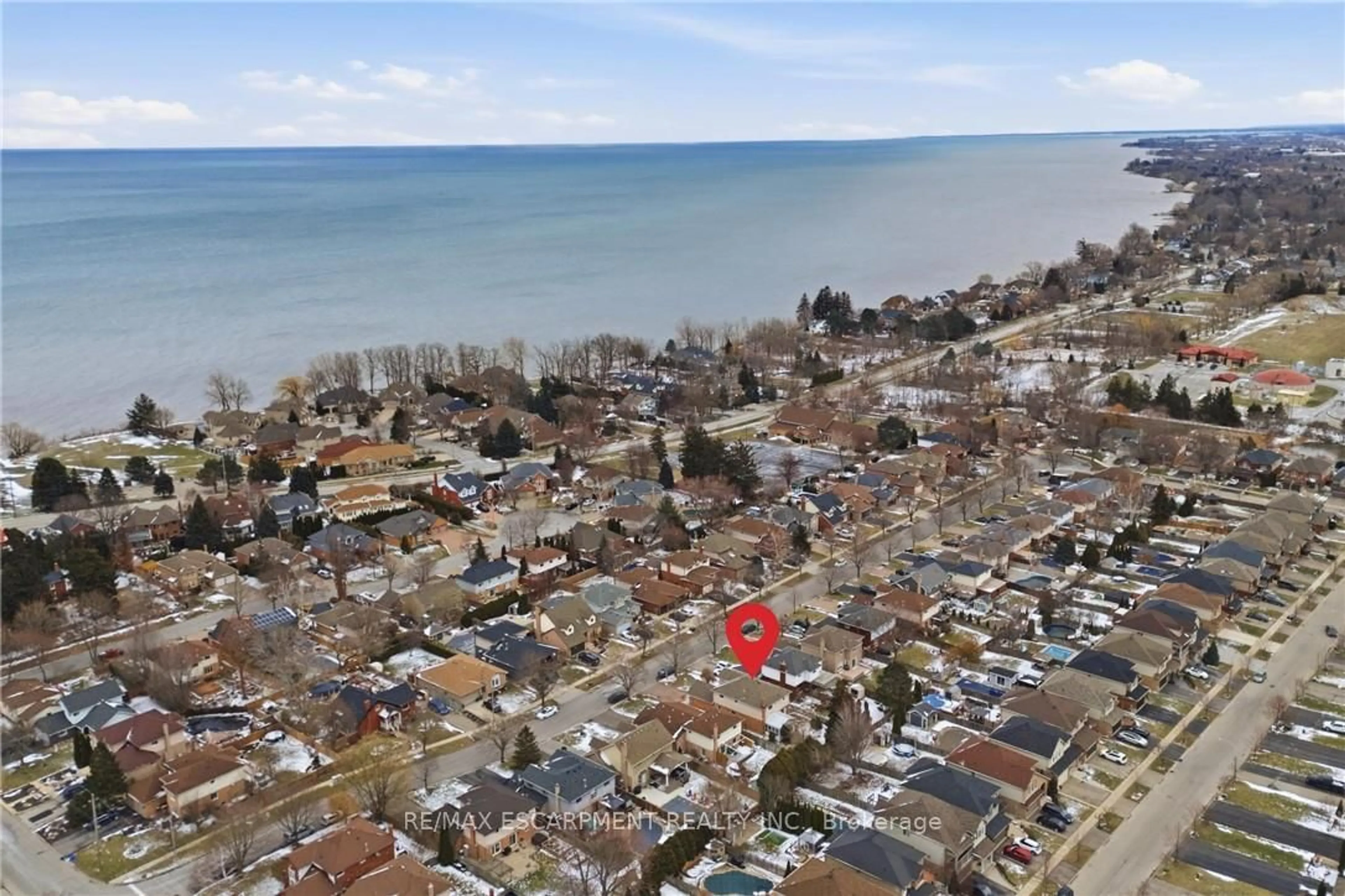 A pic from outside/outdoor area/front of a property/back of a property/a pic from drone, water/lake/river/ocean view for 12 Sumner Cres, Grimsby Ontario L3M 5E2