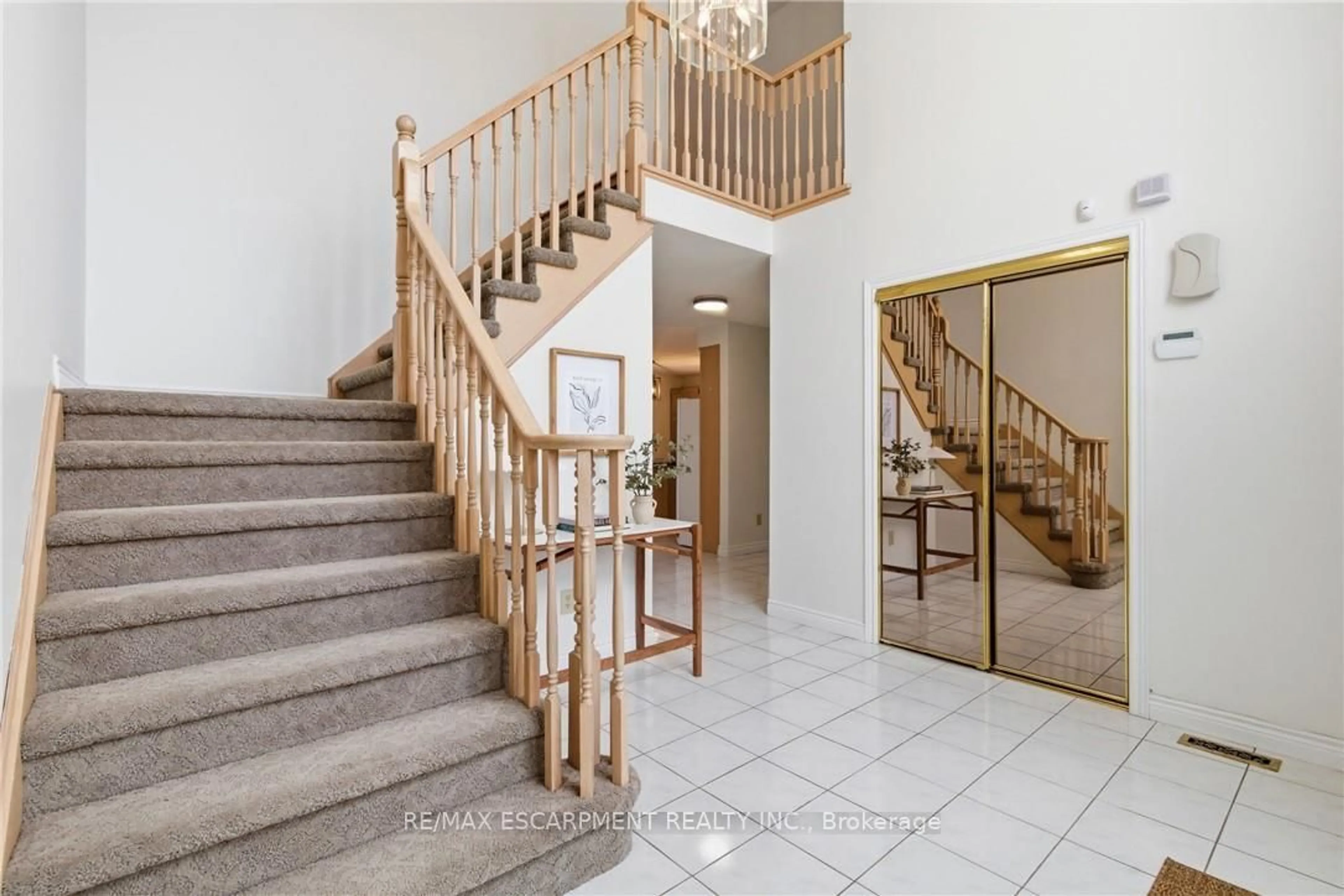 Indoor foyer for 12 Sumner Cres, Grimsby Ontario L3M 5E2
