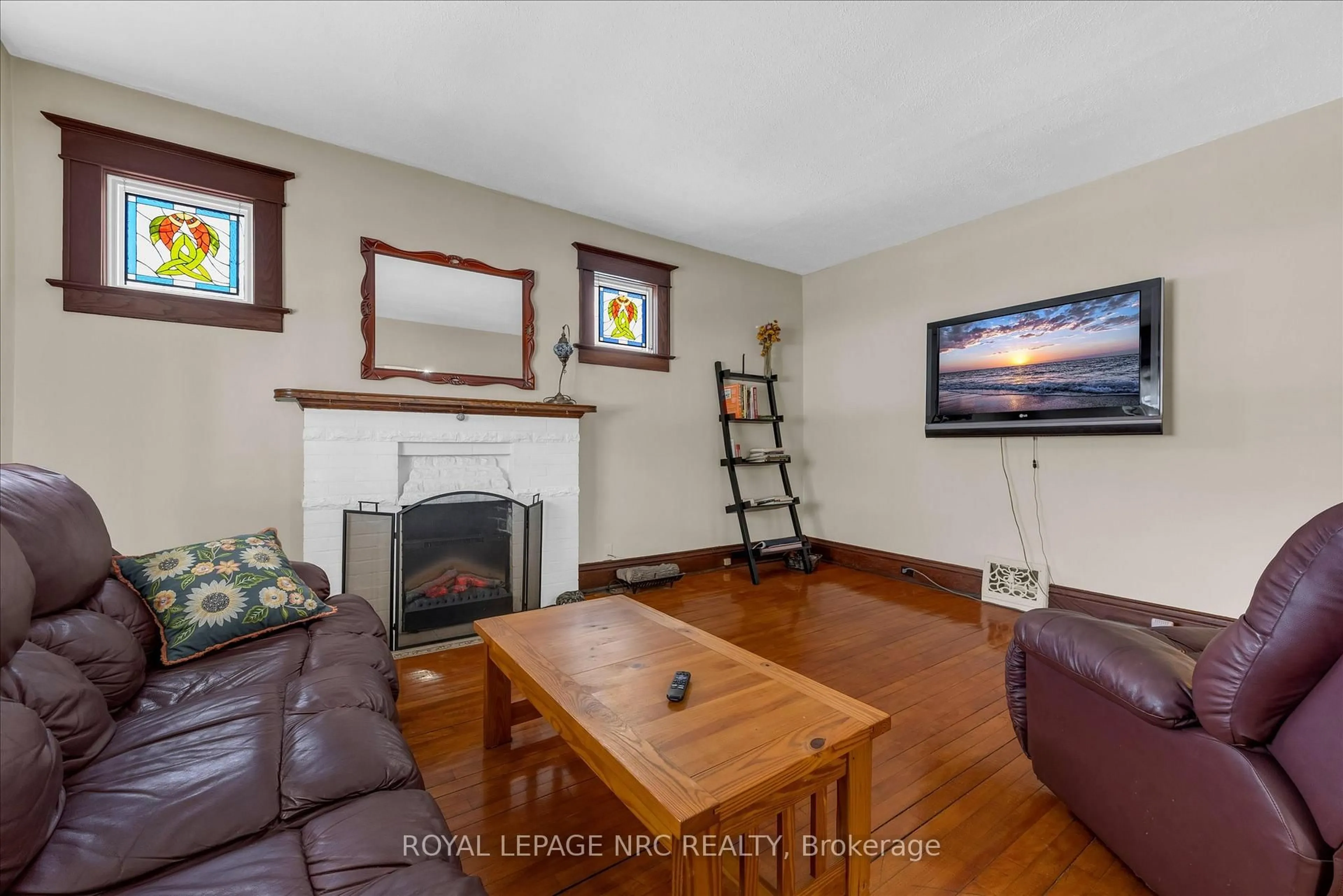 Living room with furniture, wood/laminate floor for 168 Denistoun St, Welland Ontario L3C 1V5