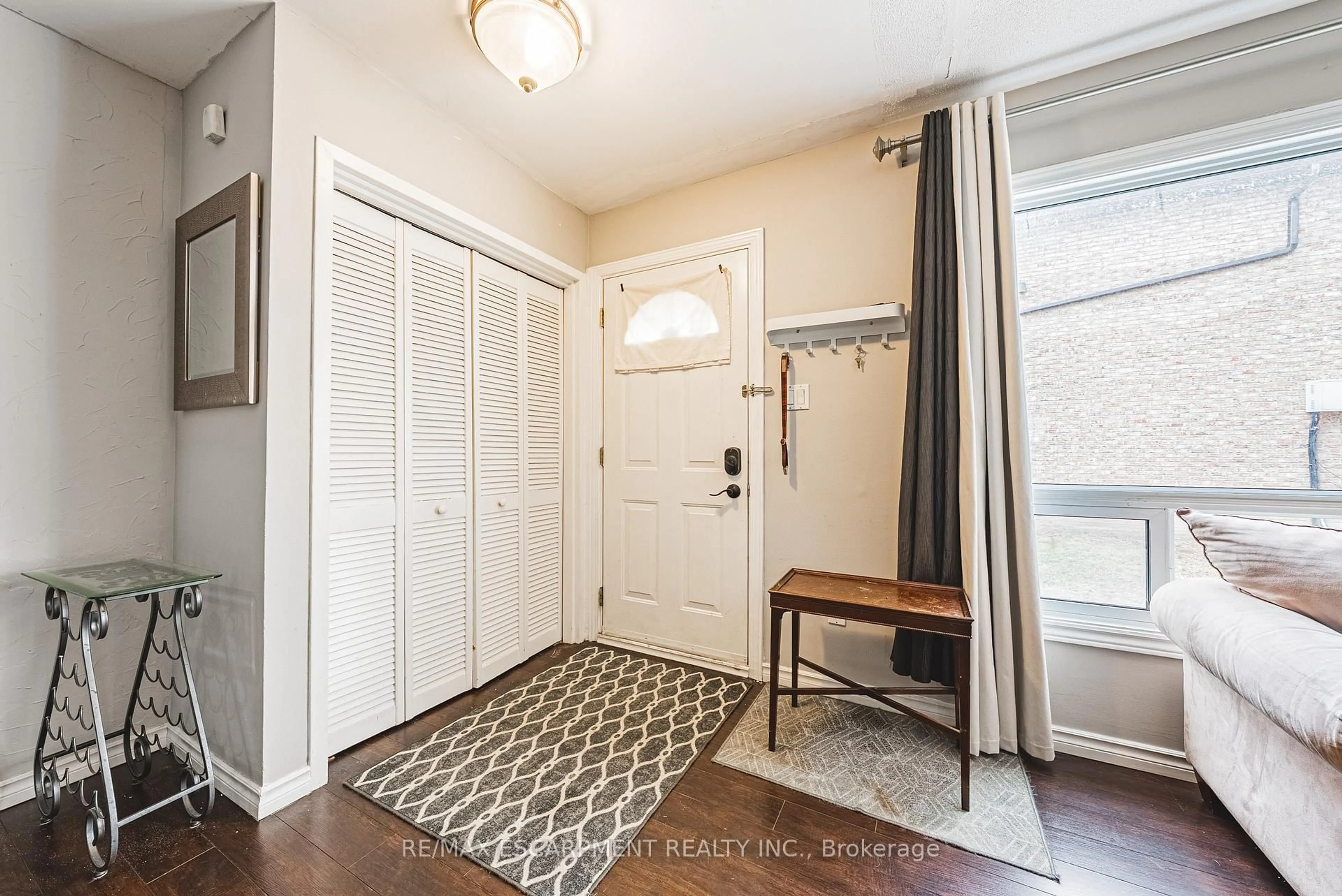 Indoor entryway for 38 Glenburn Crt, Hamilton Ontario L8E 1C8