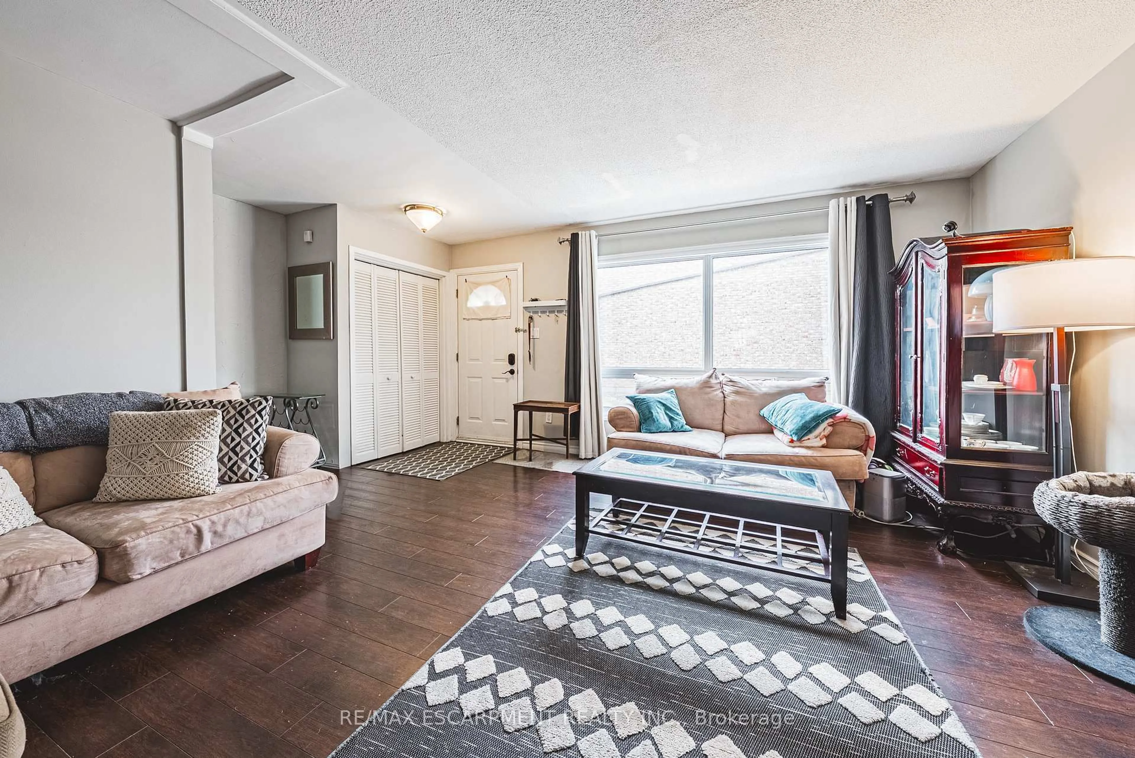 Living room with furniture, unknown for 38 Glenburn Crt, Hamilton Ontario L8E 1C8