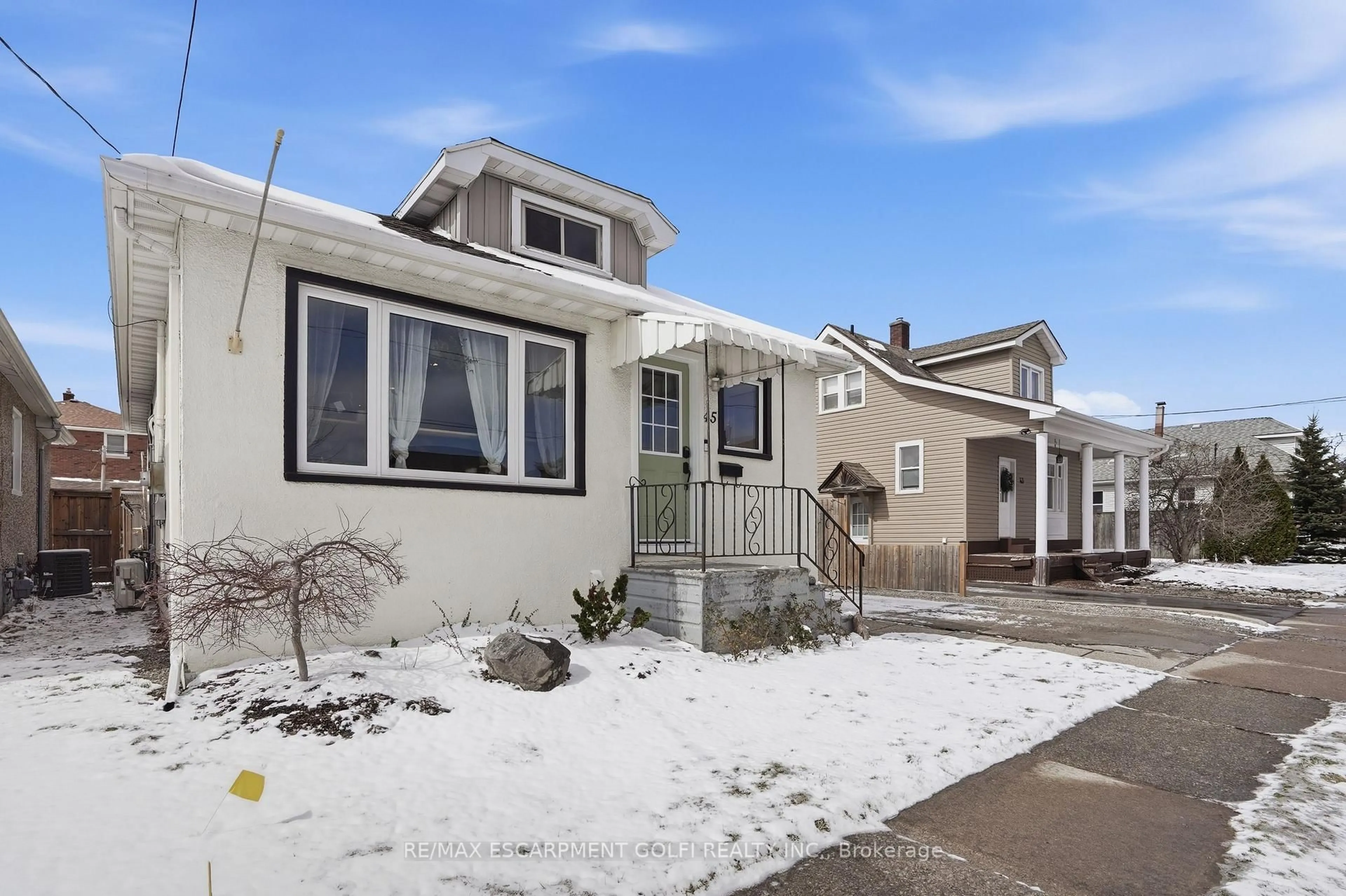 Home with vinyl exterior material, street for 45 Battle St, Thorold Ontario L2V 3W4