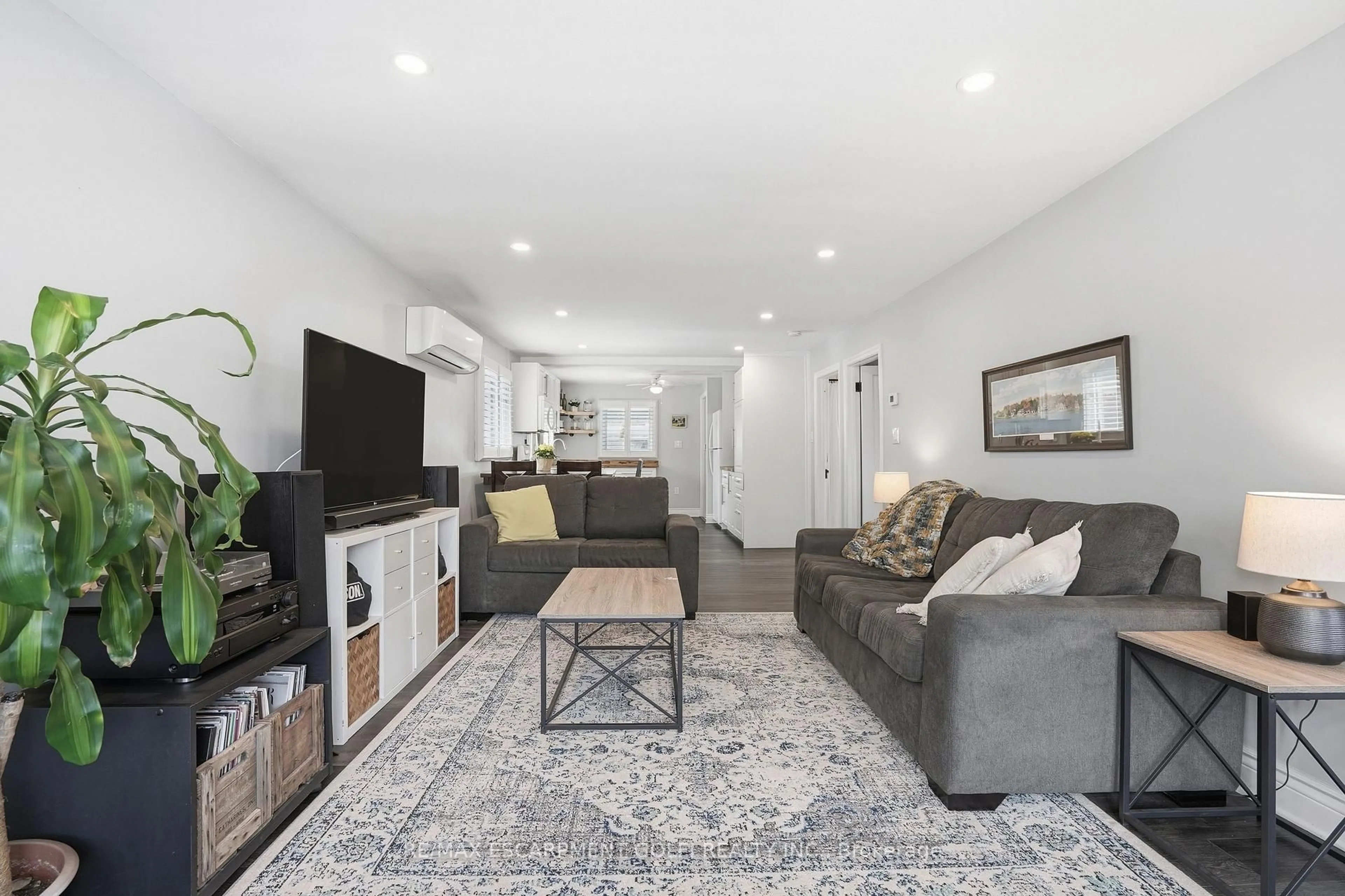 Living room with furniture, unknown for 45 Battle St, Thorold Ontario L2V 3W4