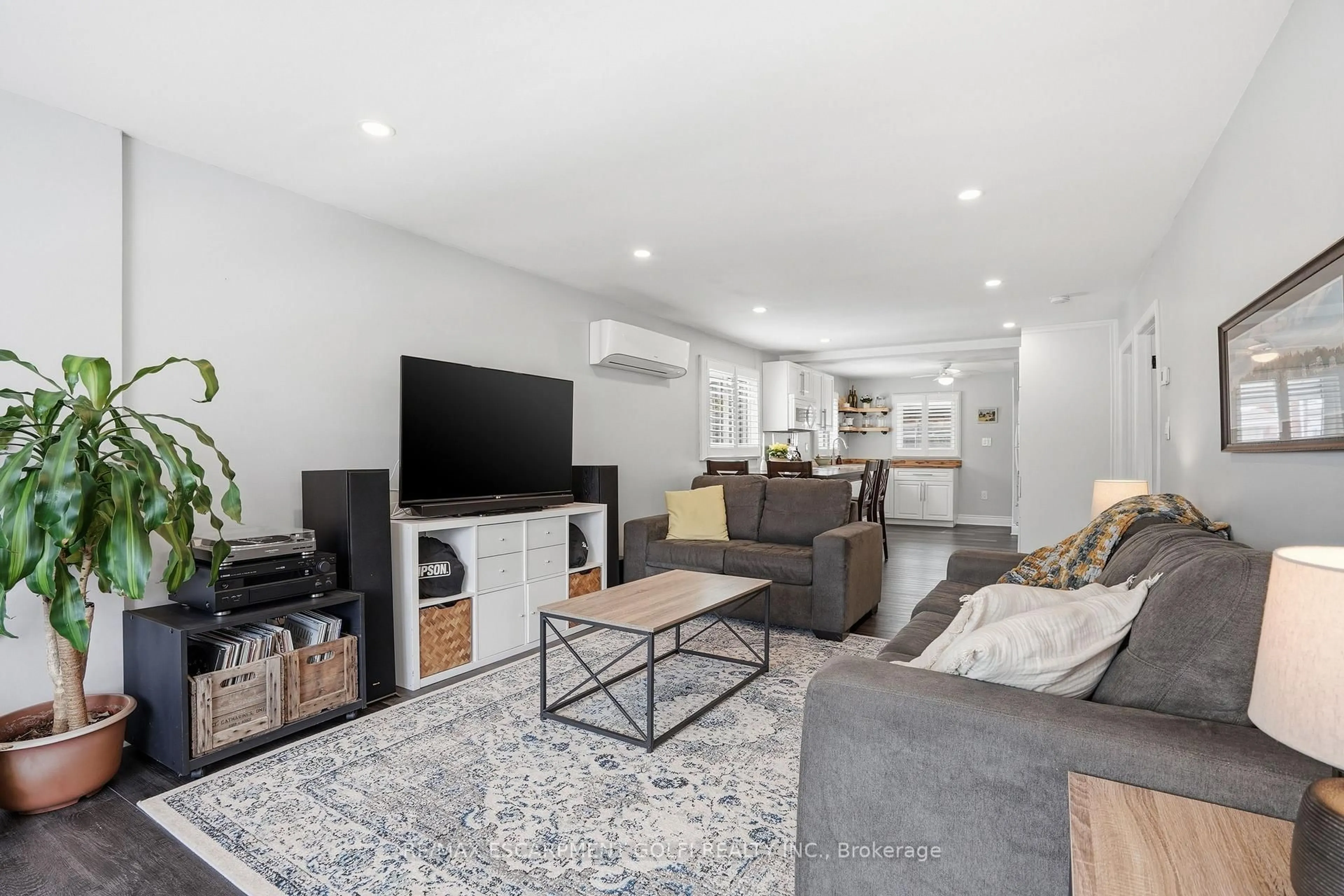 Living room with furniture, unknown for 45 Battle St, Thorold Ontario L2V 3W4