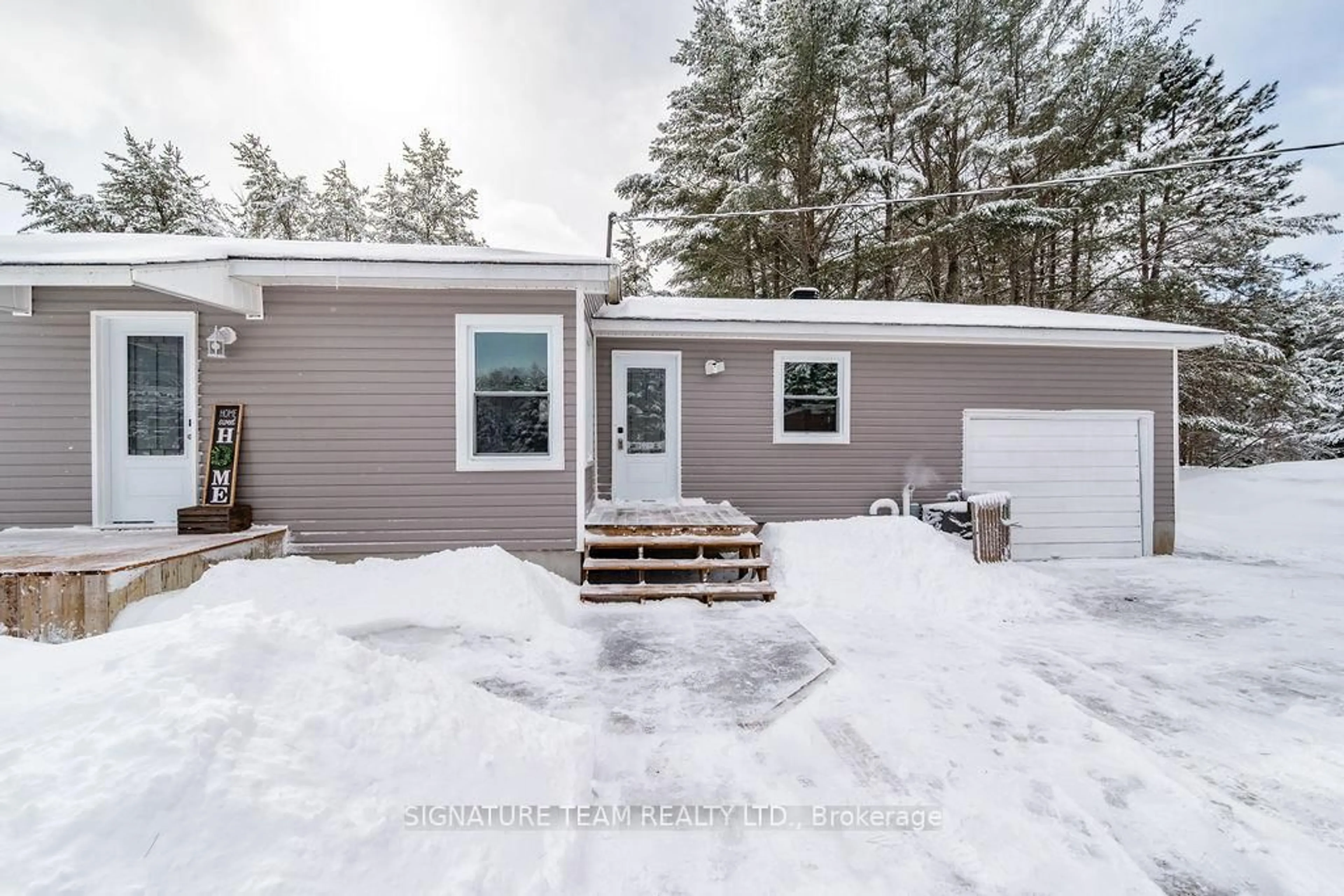 Home with vinyl exterior material, street for 607 Airport Rd, Petawawa Ontario K8A 6W7