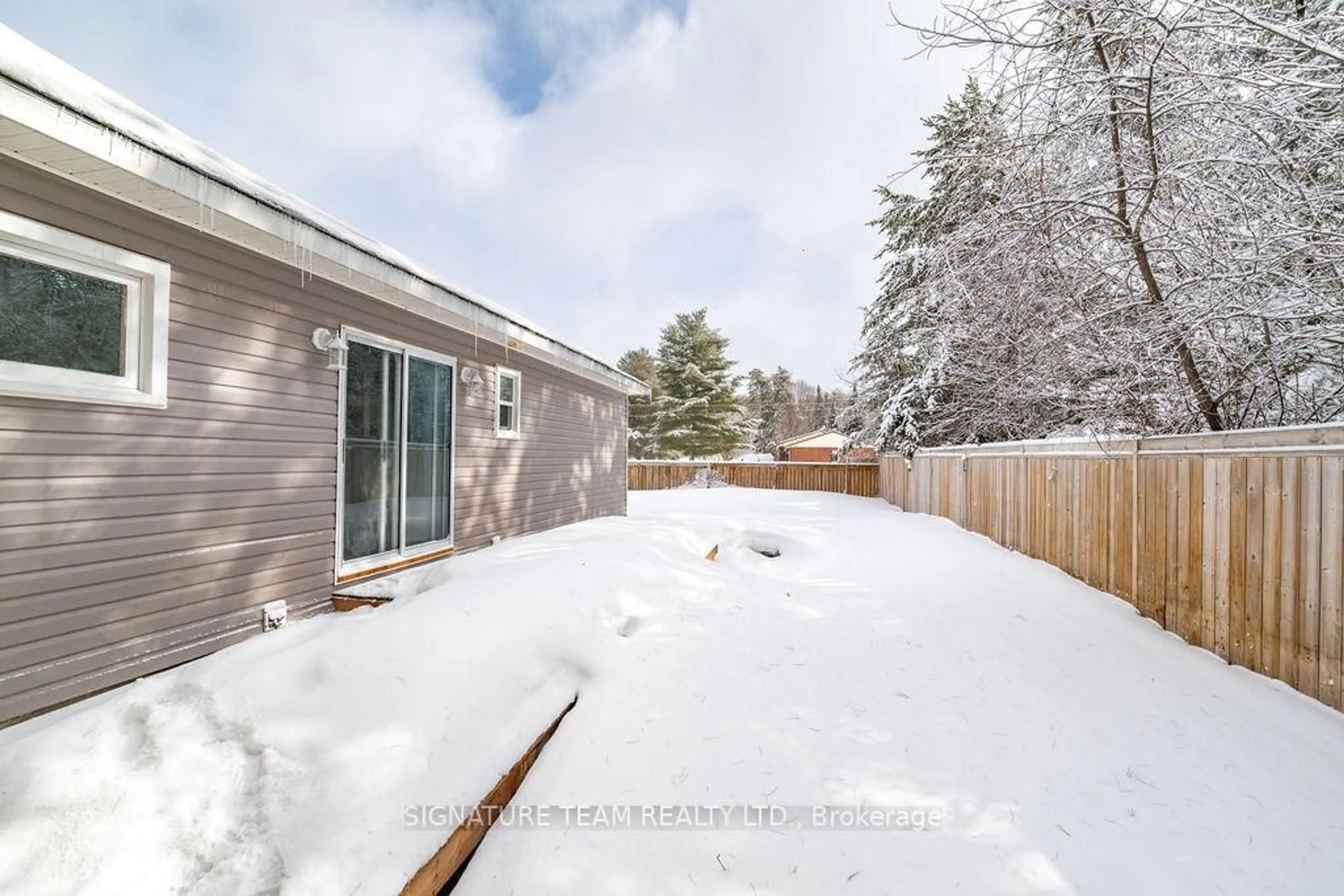 Patio, unknown for 607 Airport Rd, Petawawa Ontario K8A 6W7