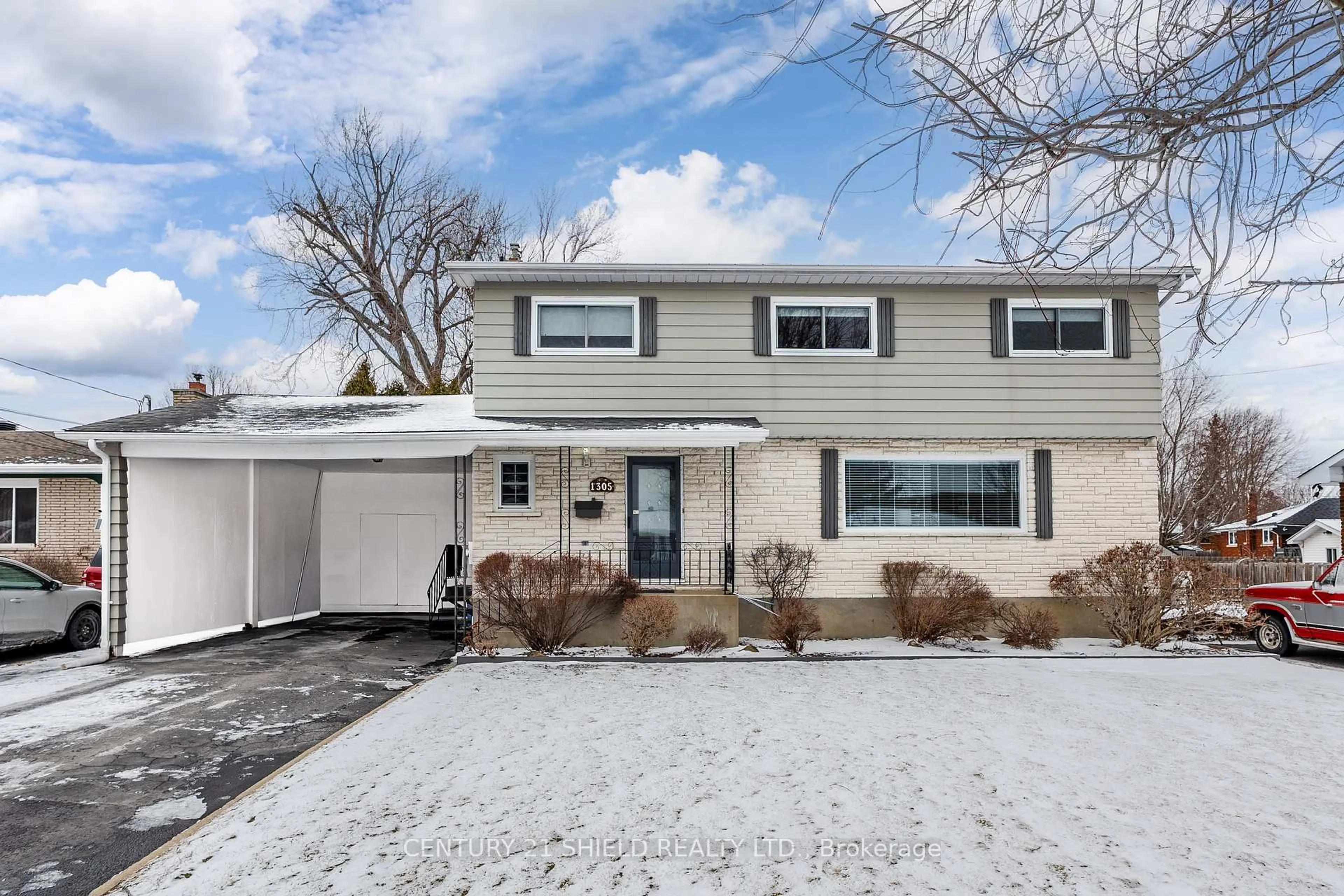 Home with vinyl exterior material, street for 1305 Osborne Ave, Cornwall Ontario K6J 1L3