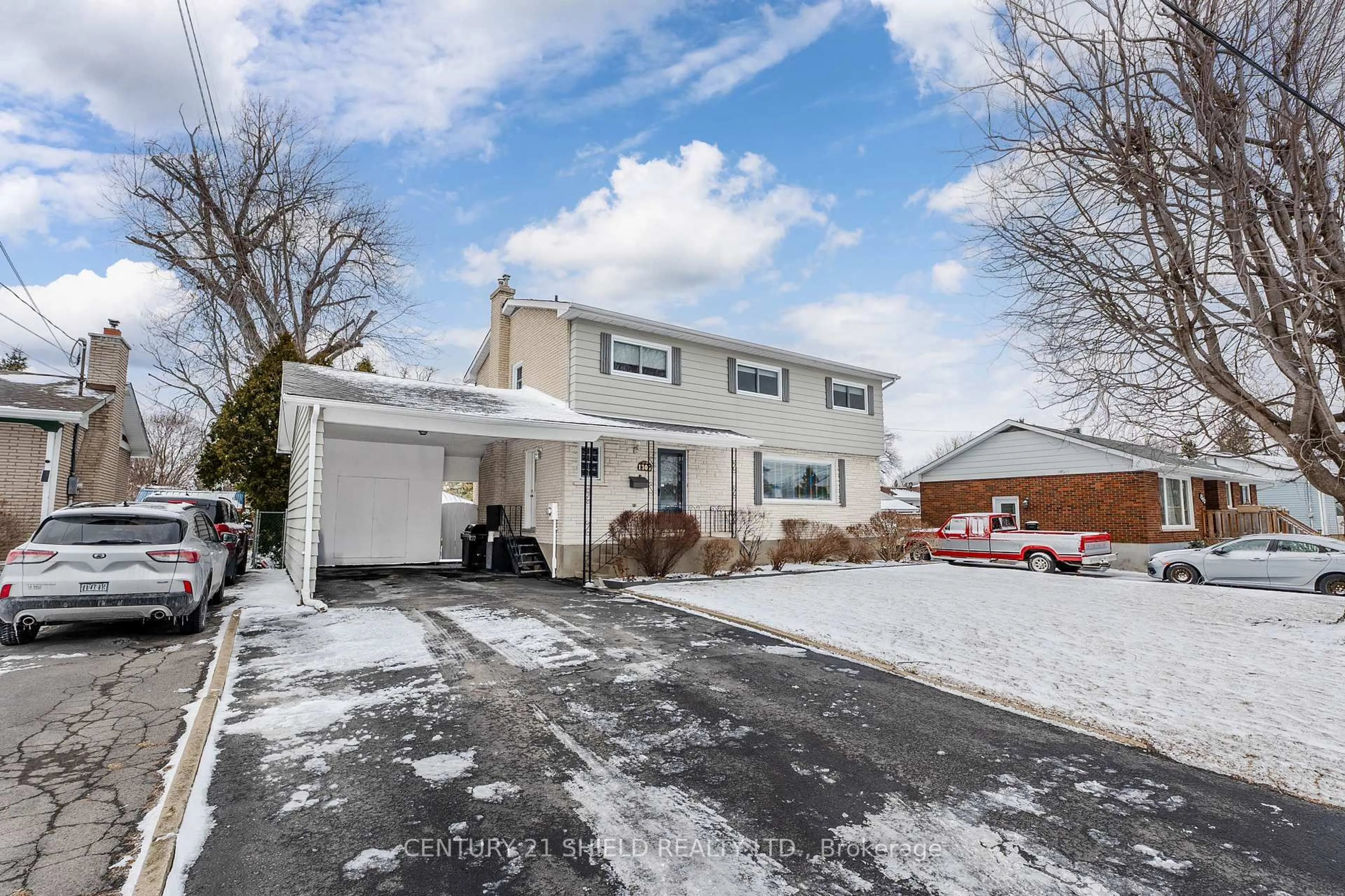 Home with vinyl exterior material, street for 1305 Osborne Ave, Cornwall Ontario K6J 1L3