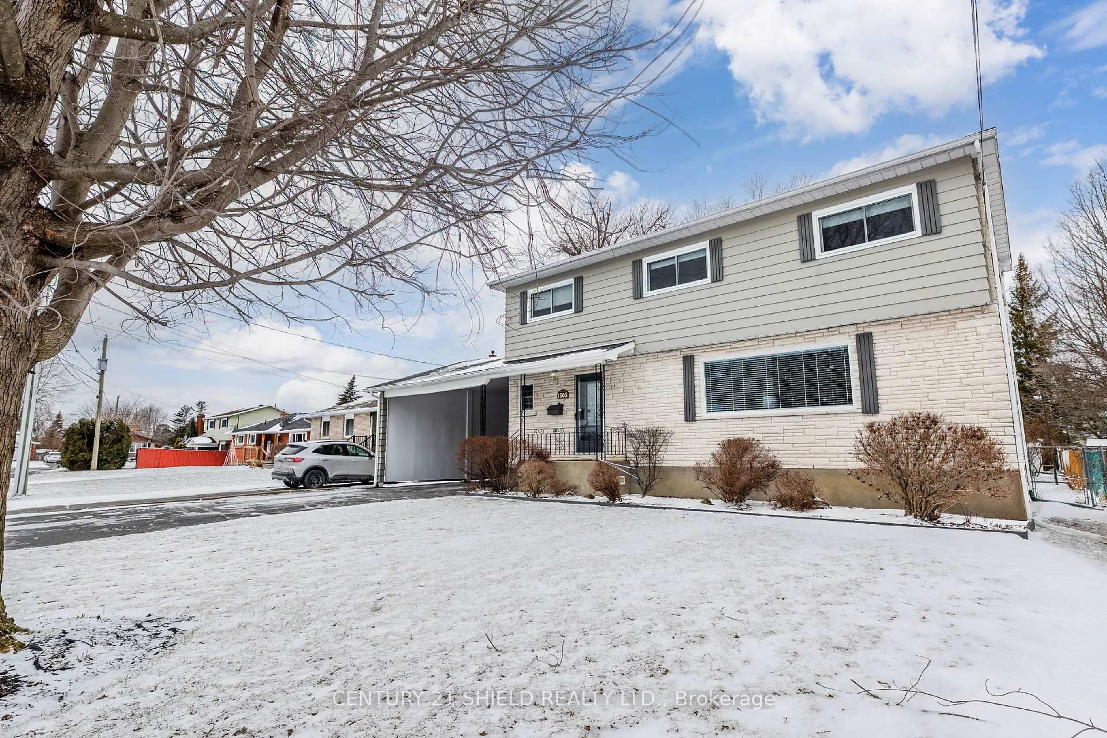 Home with vinyl exterior material, street for 1305 Osborne Ave, Cornwall Ontario K6J 1L3