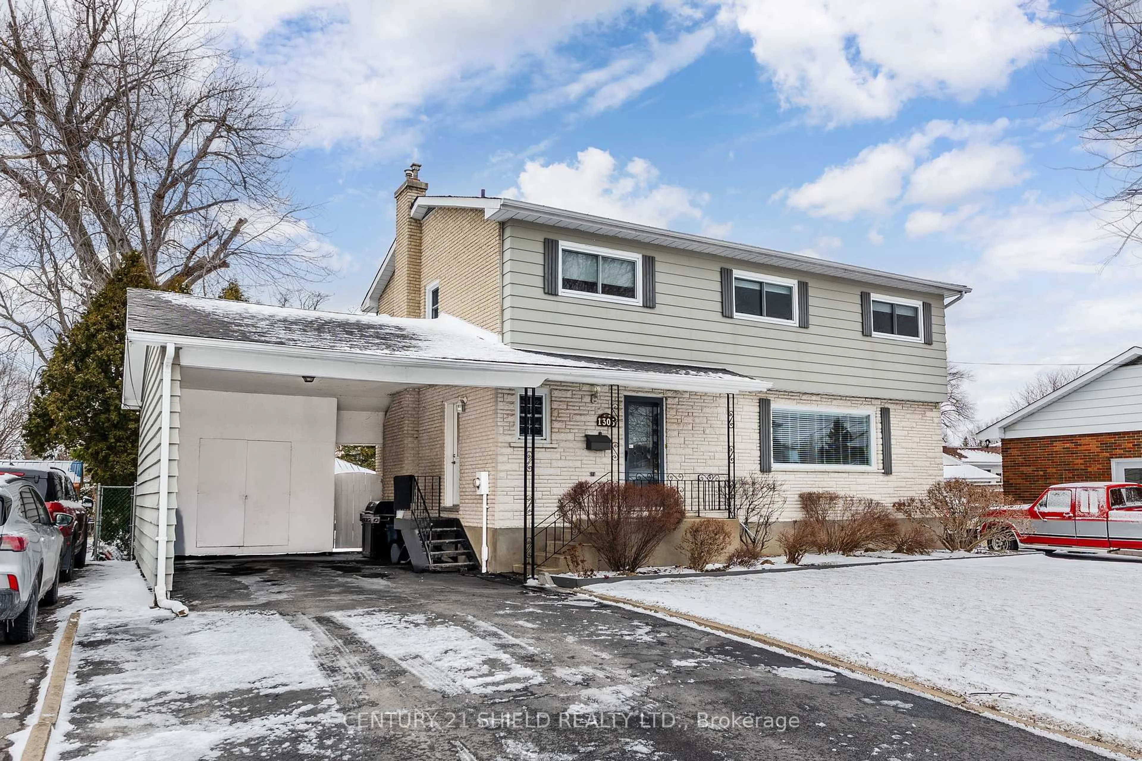 Home with vinyl exterior material, street for 1305 Osborne Ave, Cornwall Ontario K6J 1L3