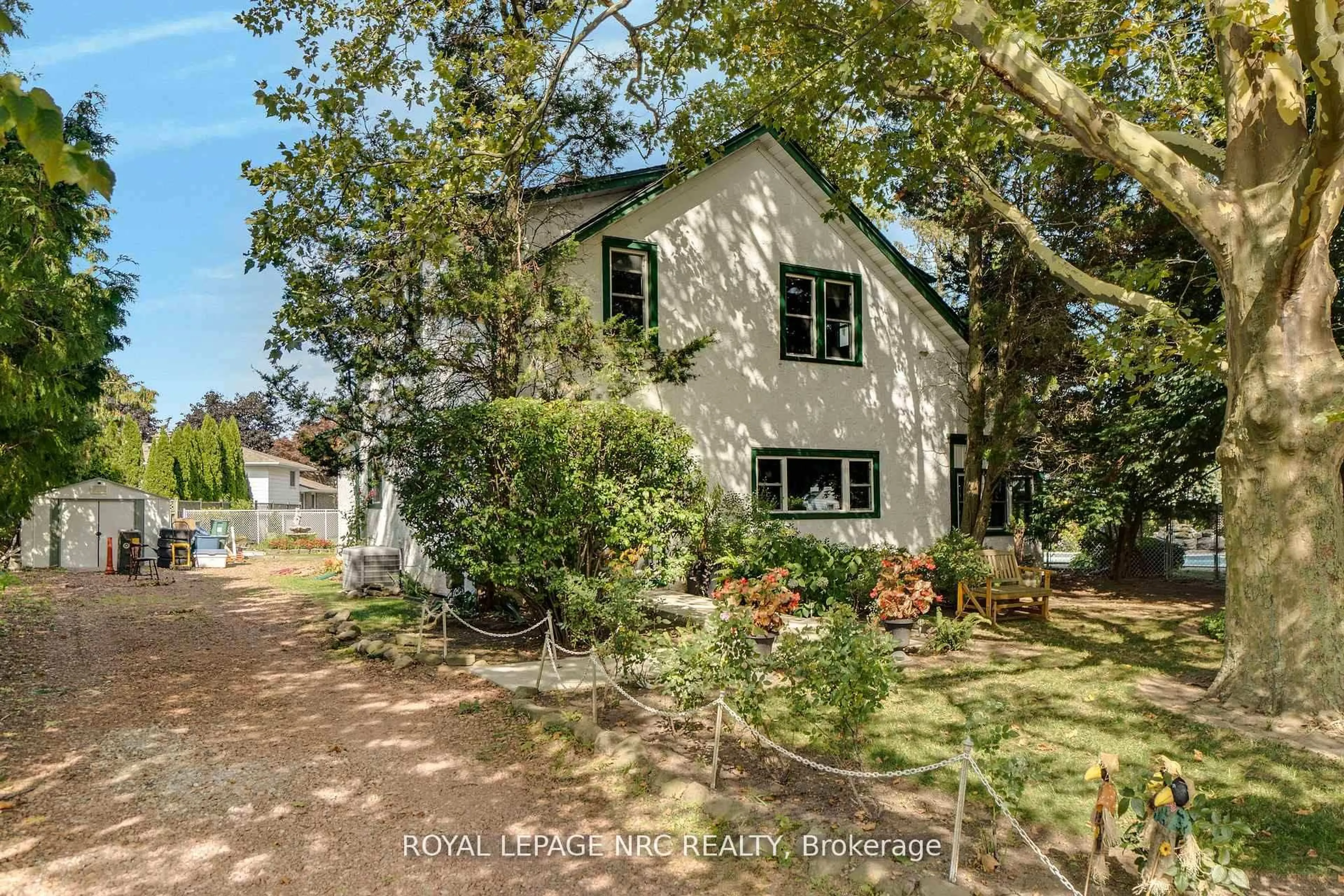 A pic from outside/outdoor area/front of a property/back of a property/a pic from drone, street for 6511 Riall St, Niagara Falls Ontario L2J 1Z4