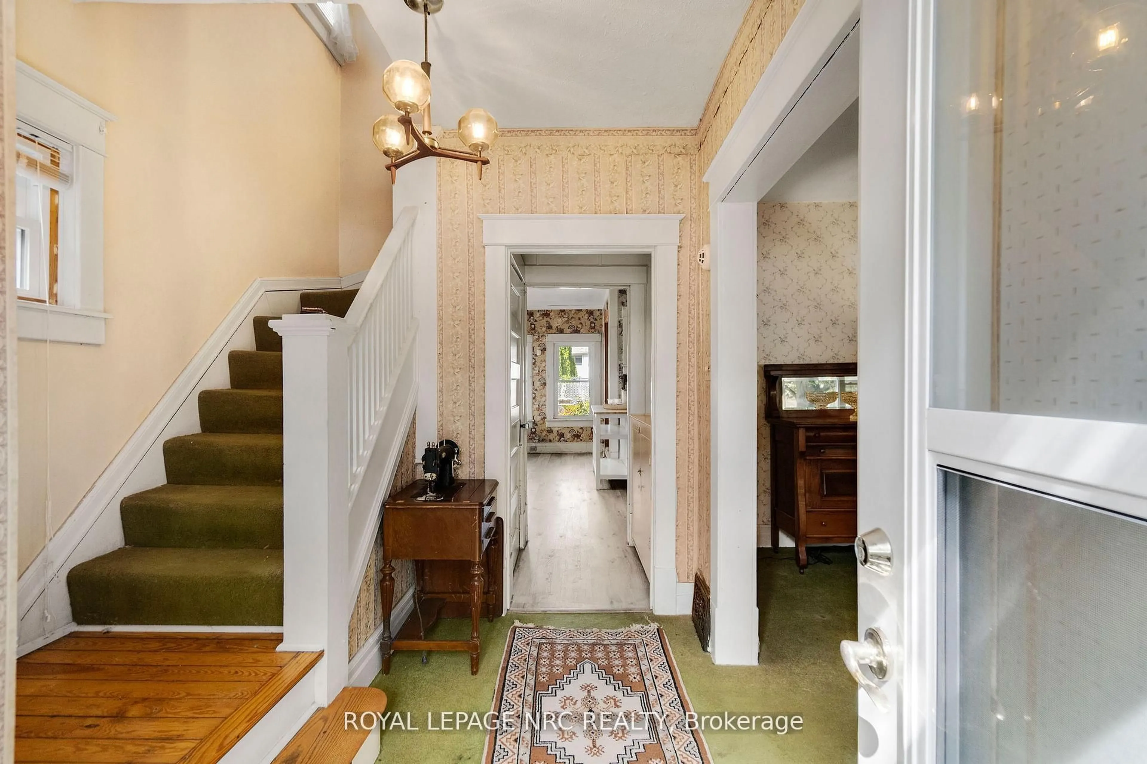 Indoor foyer for 6511 Riall St, Niagara Falls Ontario L2J 1Z4