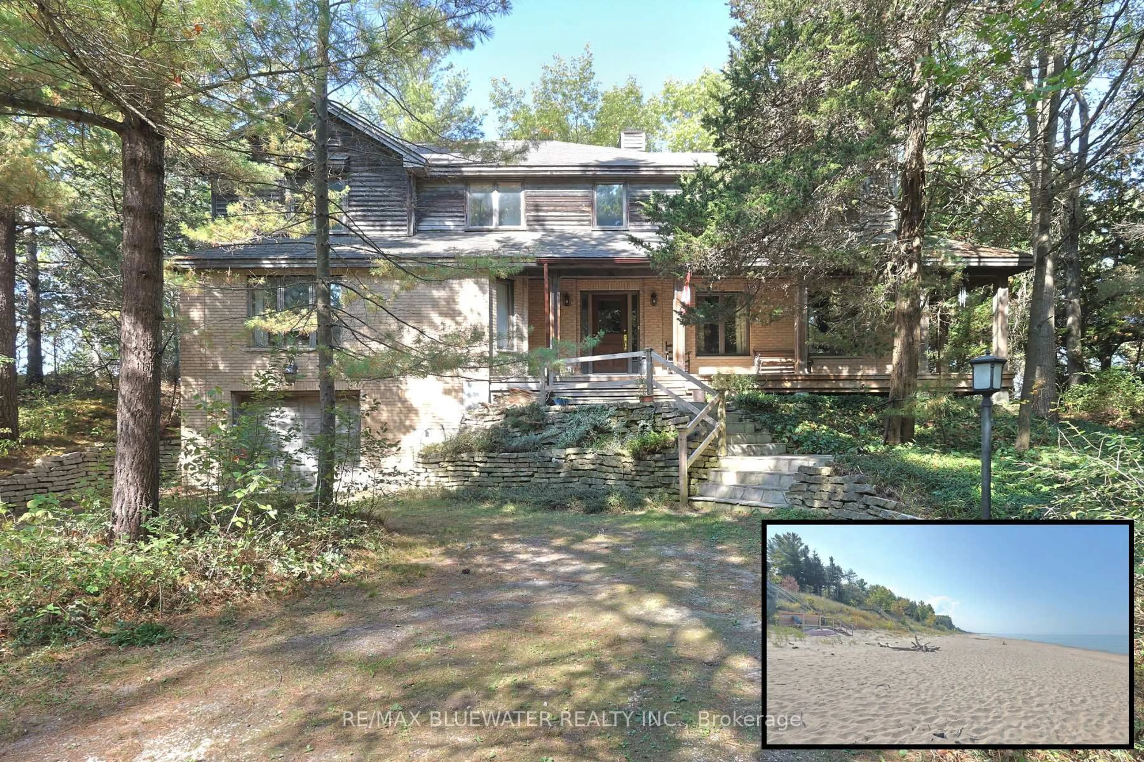 A pic from outside/outdoor area/front of a property/back of a property/a pic from drone, unknown for 9864 Huron Pl, Lambton Shores Ontario N0M 1T0