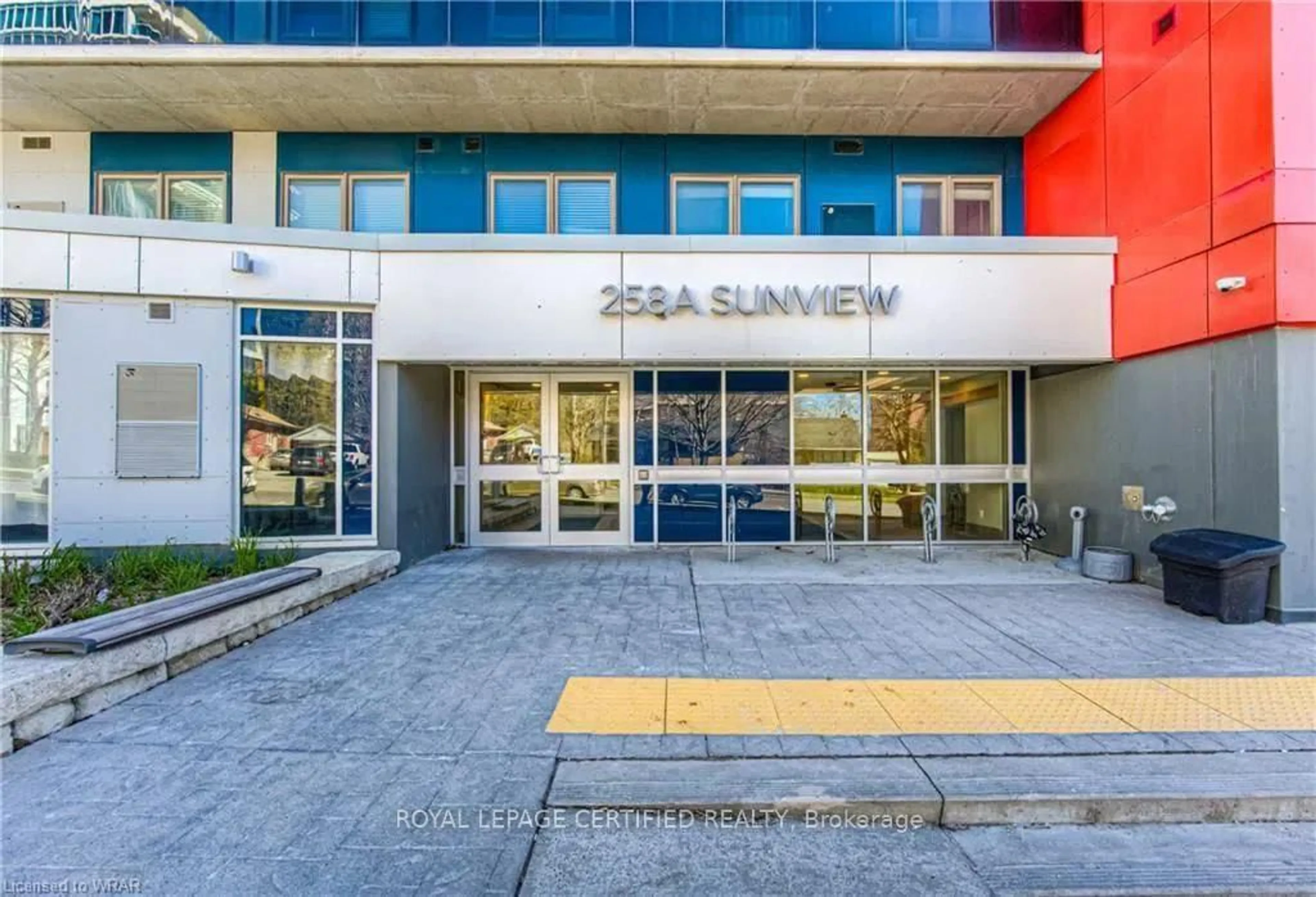 Indoor foyer for 258A Sunview St #1718, Waterloo Ontario N2L 3V9