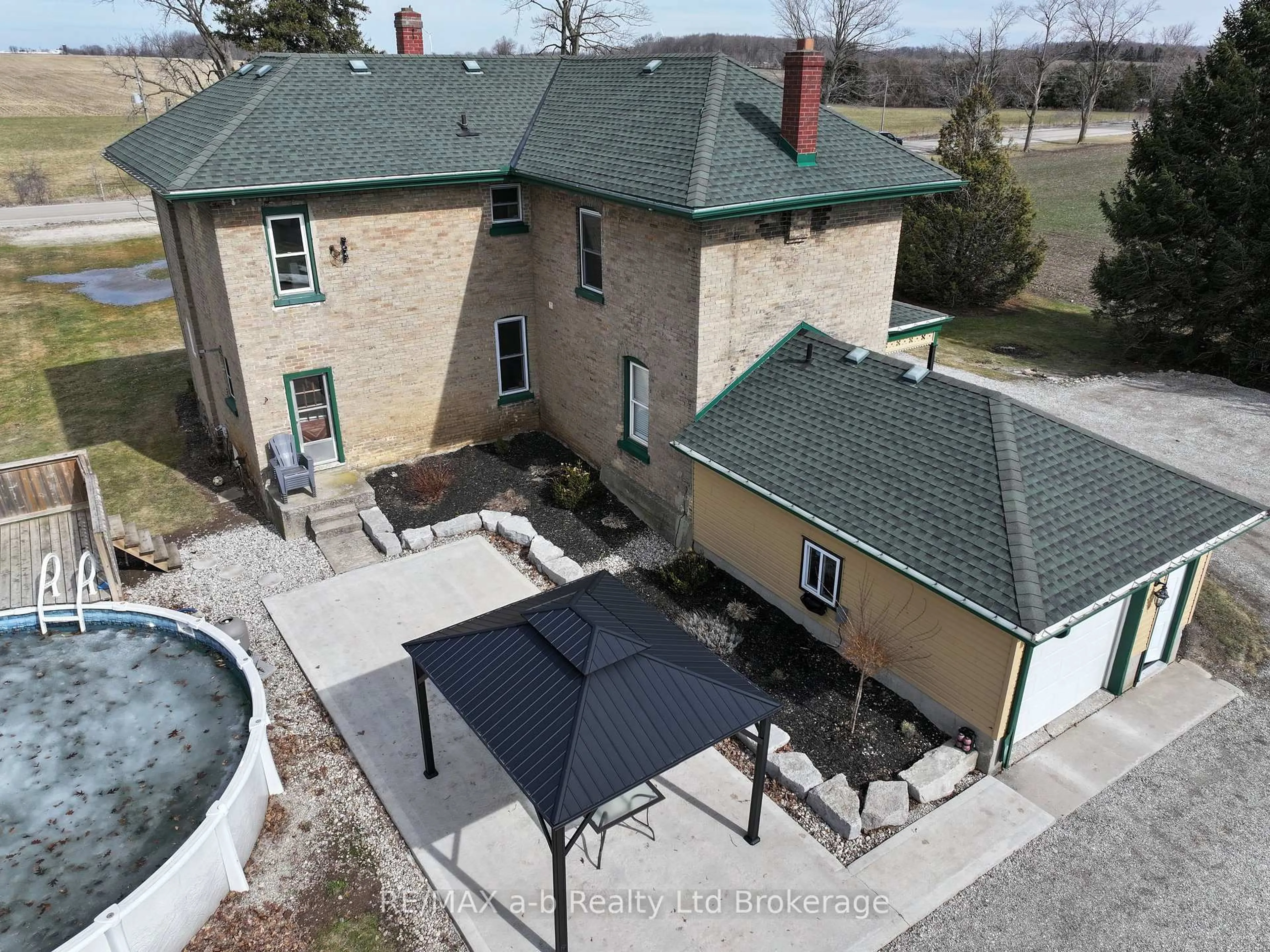 A pic from outside/outdoor area/front of a property/back of a property/a pic from drone, building for 405094 BEACONSFIELD Rd, Norwich Ontario N0J 1C0