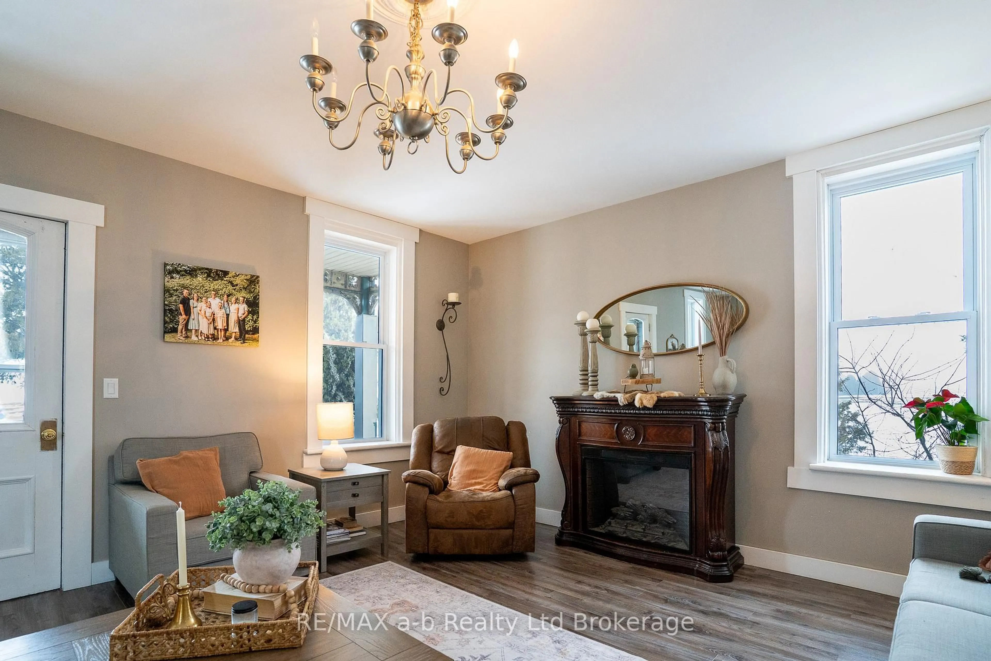 Living room with furniture, wood/laminate floor for 405094 BEACONSFIELD Rd, Norwich Ontario N0J 1C0